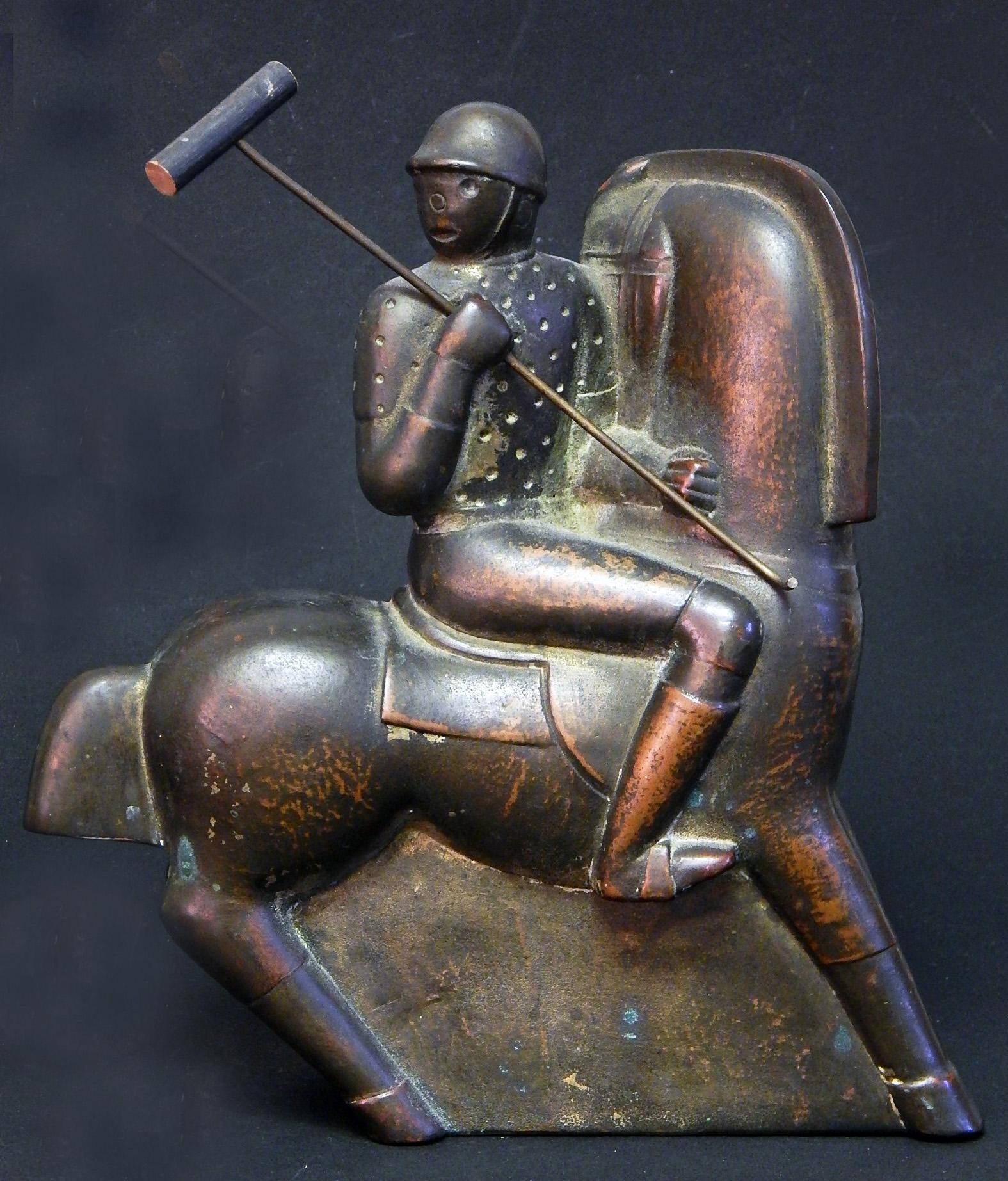 Dieses sehr seltene und auffällige Paar Polospieler, glasiert in einer reichen, tiefen, bronzeähnlichen Glasur, die mit Altgold hervorgehoben ist, stellt einen der Höhepunkte der Art-Déco-Skulptur in Amerika dar. Die von Hand gefertigten und