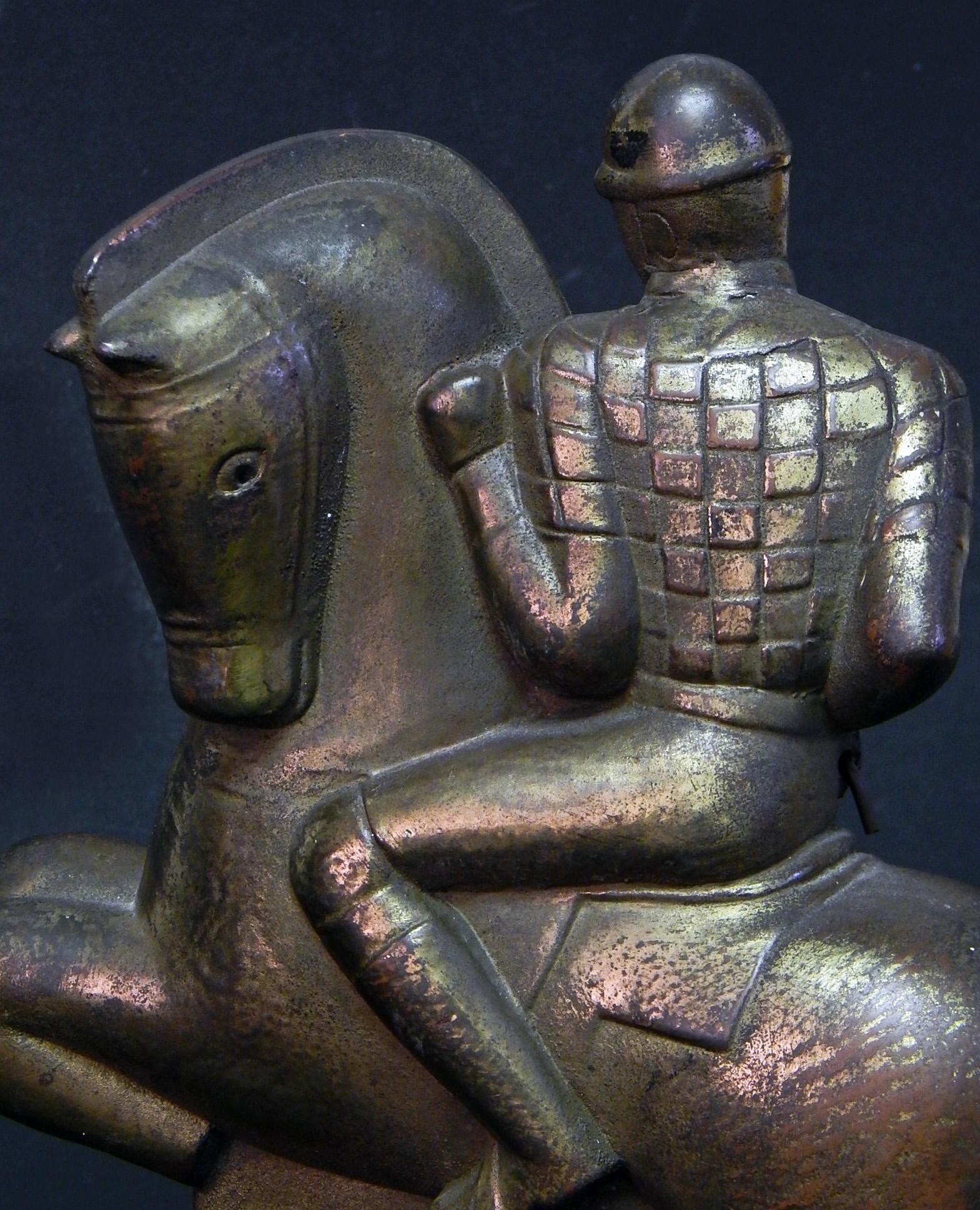 Seltene und auffällige Art-Déco-Skulpturen von Gregory, Polospieler, Paar (Glasiert)