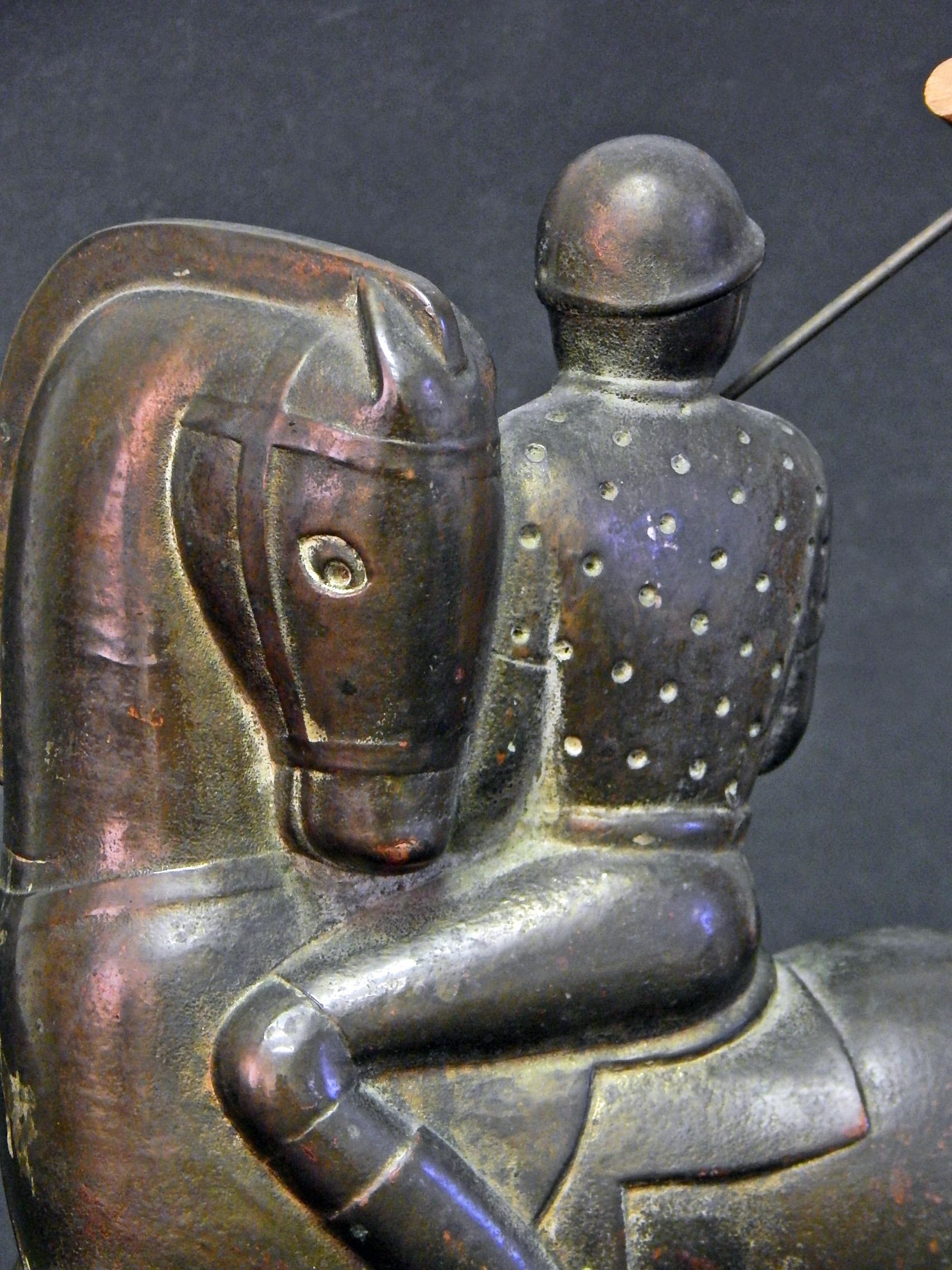 Seltene und auffällige Art-Déco-Skulpturen von Gregory, Polospieler, Paar (Mitte des 20. Jahrhunderts)