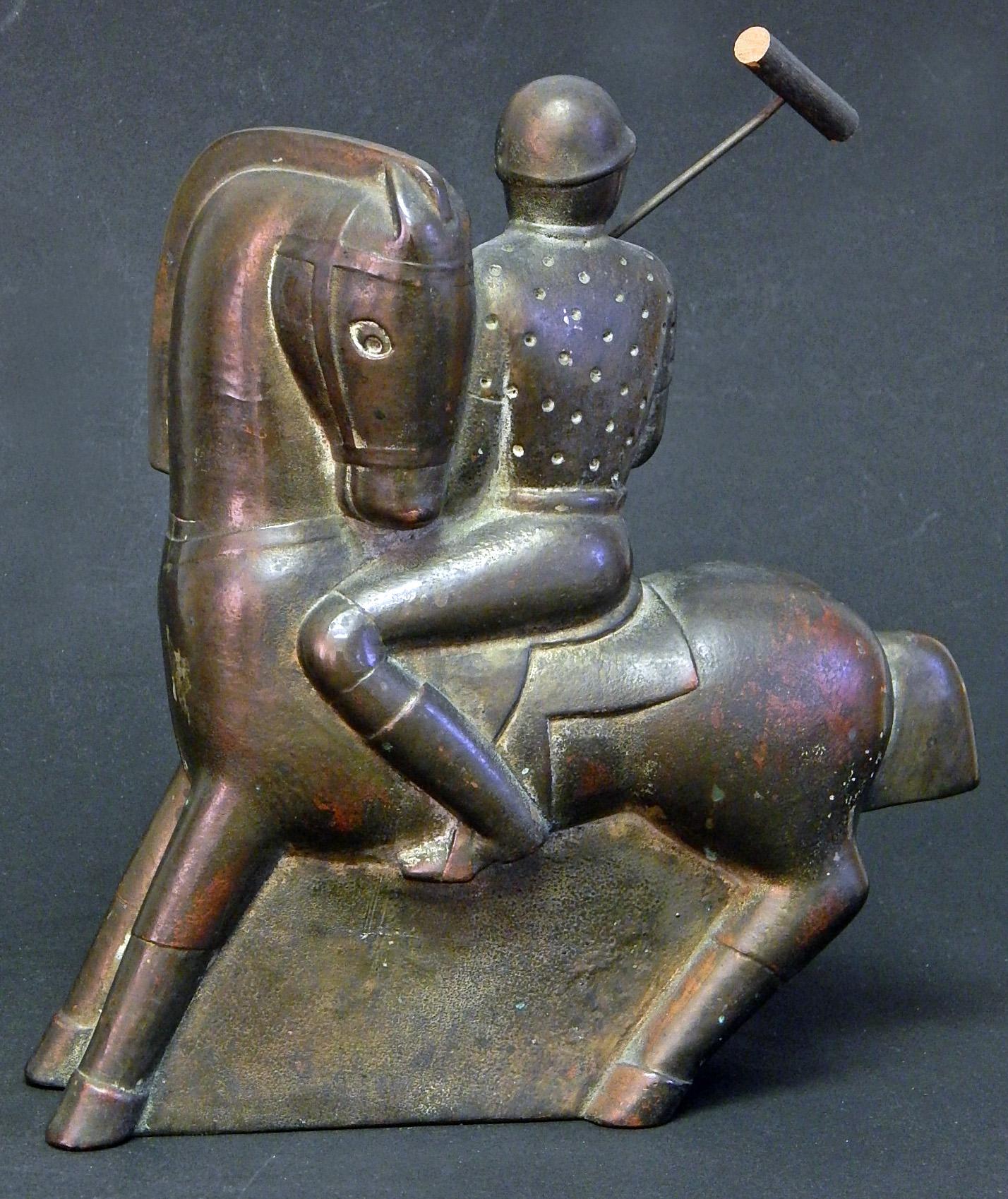 Seltene und auffällige Art-Déco-Skulpturen von Gregory, Polospieler, Paar (Keramik)