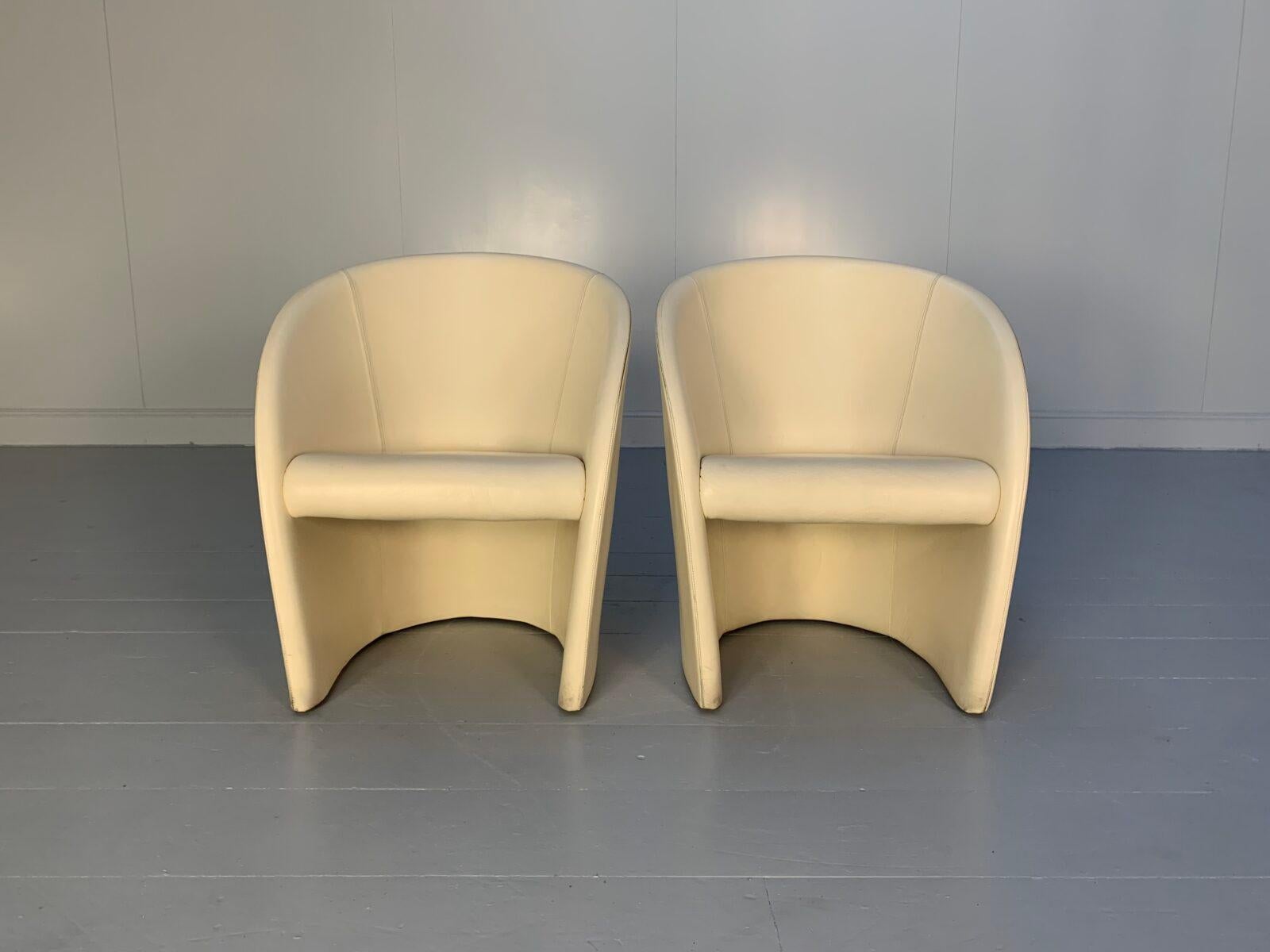 Nous vous proposons une rare paire identique de fauteuils 