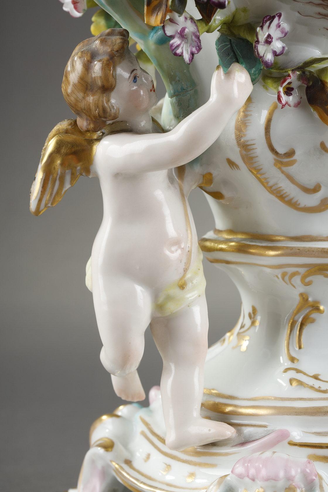 Pair of Polychrome and Gilt Porcelains from the Meissen Manufacture In Good Condition In Paris, FR