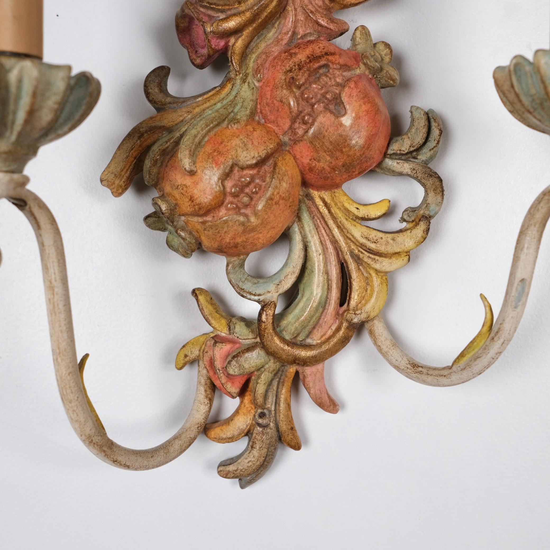 Paar polychrom geschnitzte Wandleuchten aus Holz und Metall von Chelini, Firenze, 1980 im Angebot 4