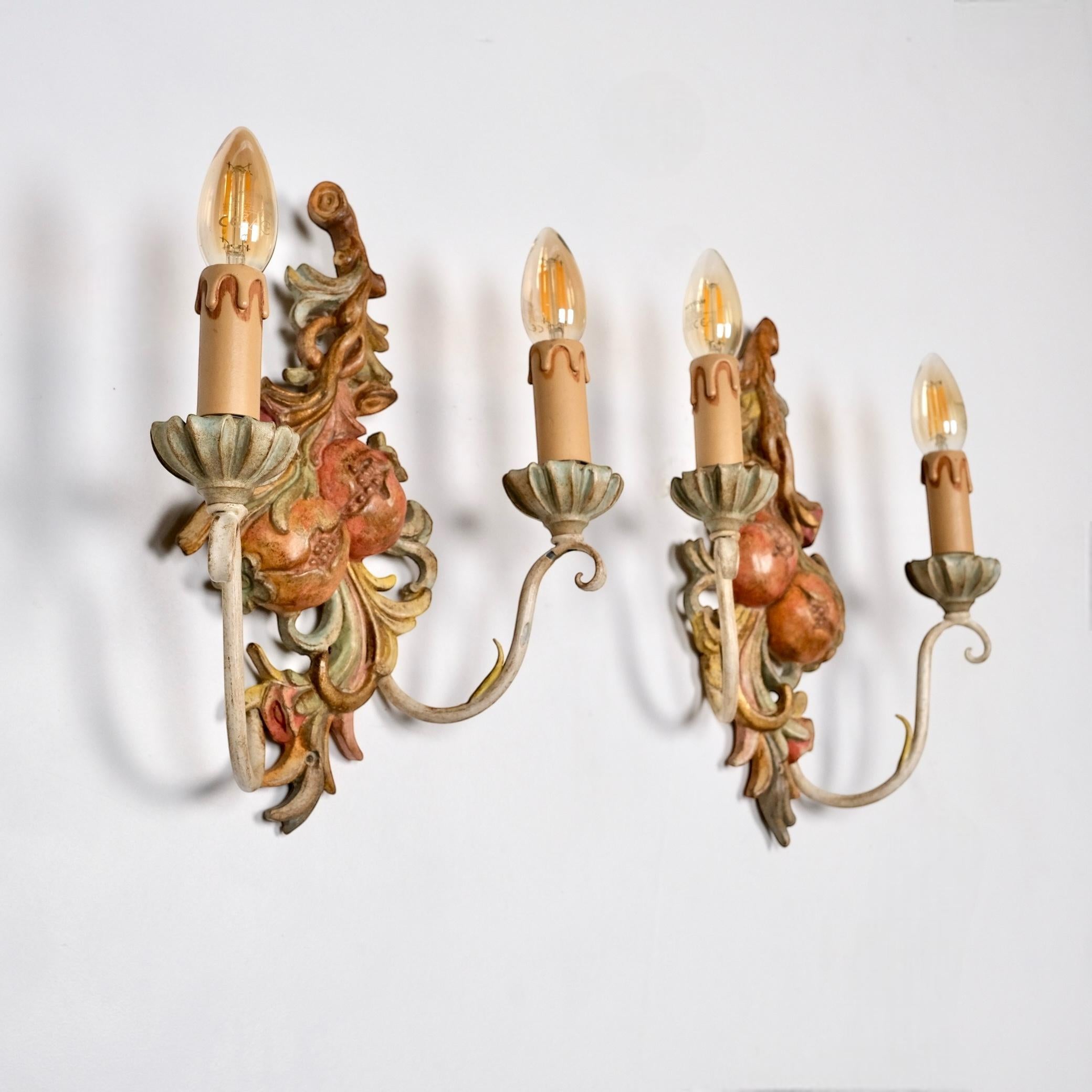 Paar polychrom geschnitzte Wandleuchten aus Holz und Metall von Chelini, Firenze, 1980 (Barock) im Angebot
