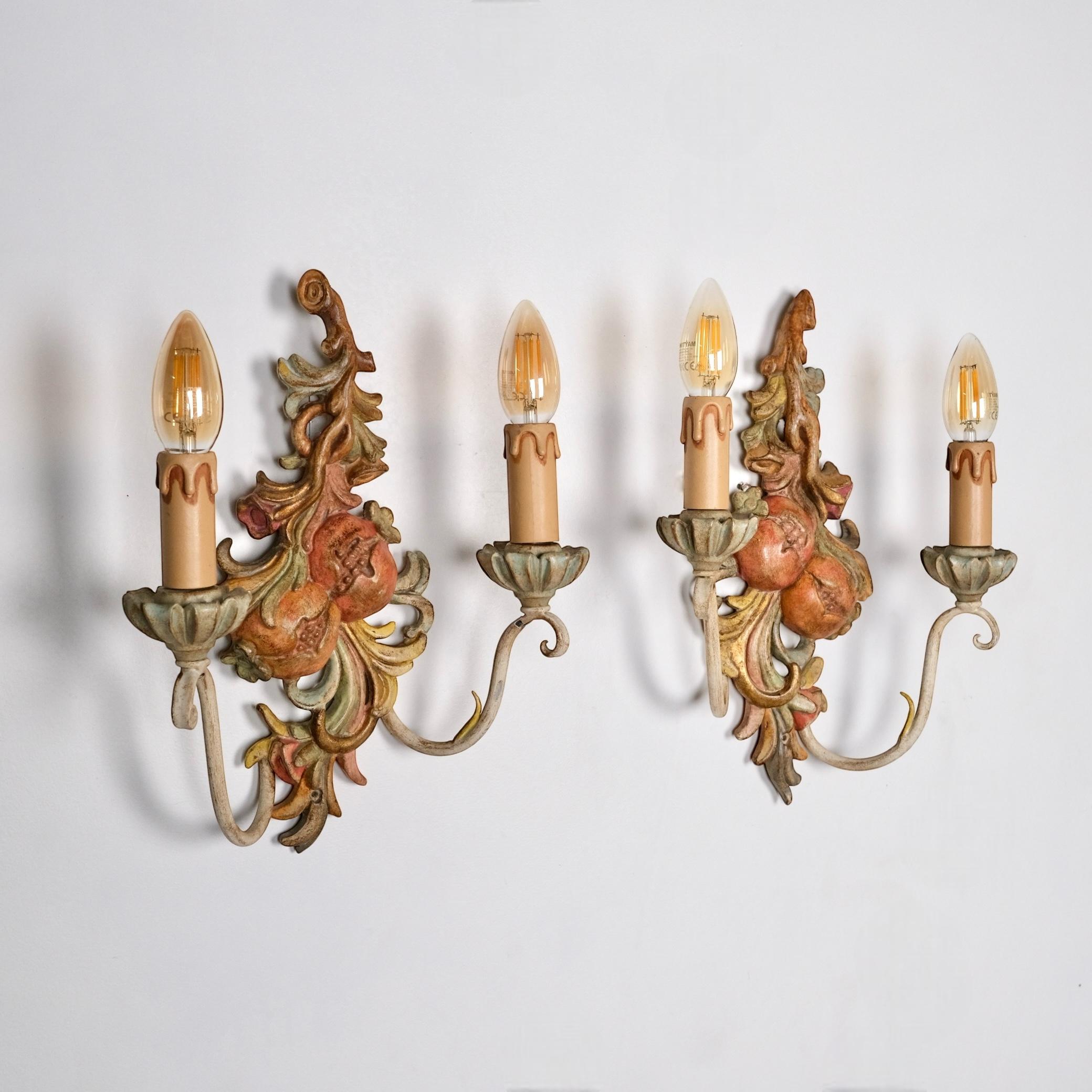 Paar polychrom geschnitzte Wandleuchten aus Holz und Metall von Chelini, Firenze, 1980 (Italienisch) im Angebot