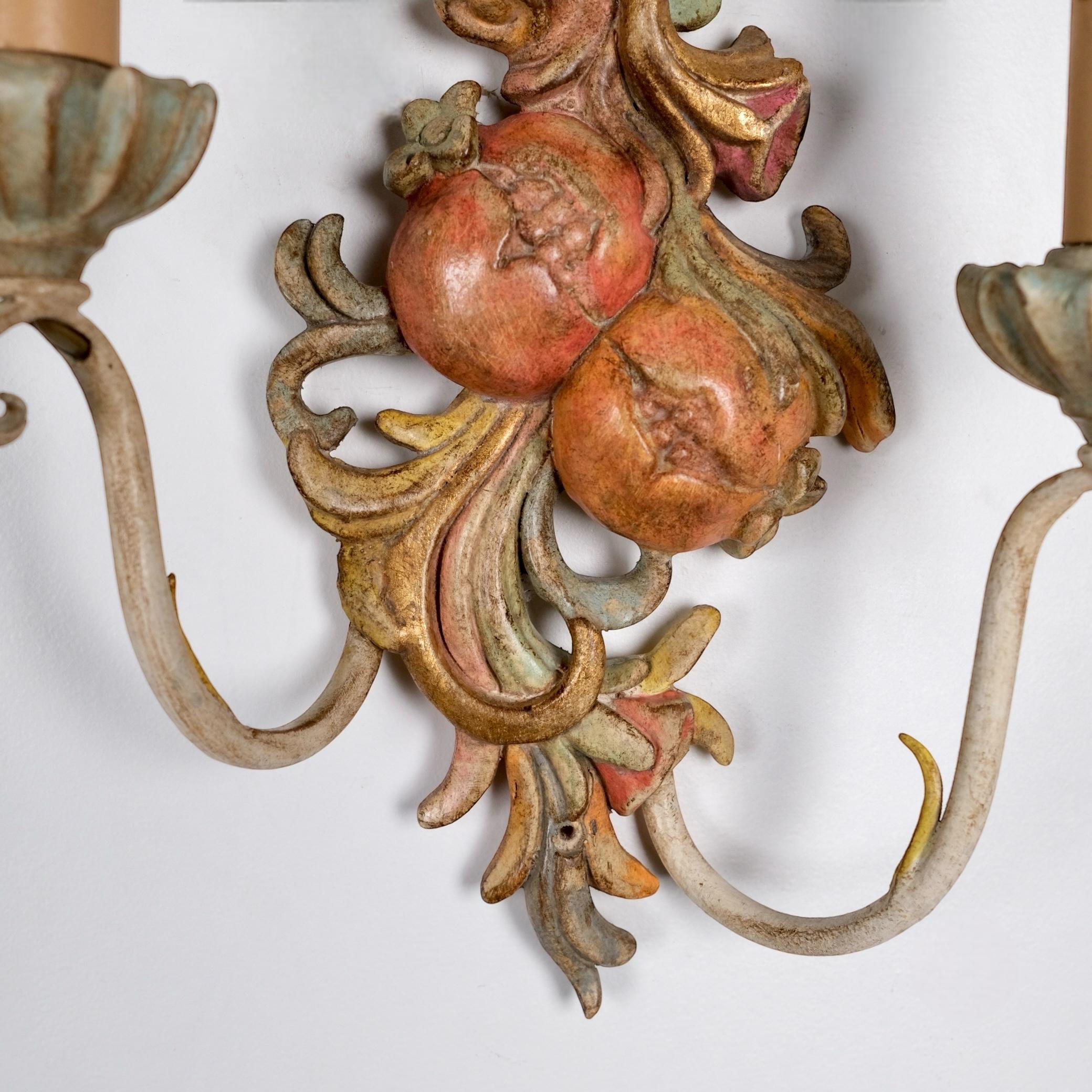 Paar polychrom geschnitzte Wandleuchten aus Holz und Metall von Chelini, Firenze, 1980 im Zustand „Gut“ im Angebot in Lyon, FR