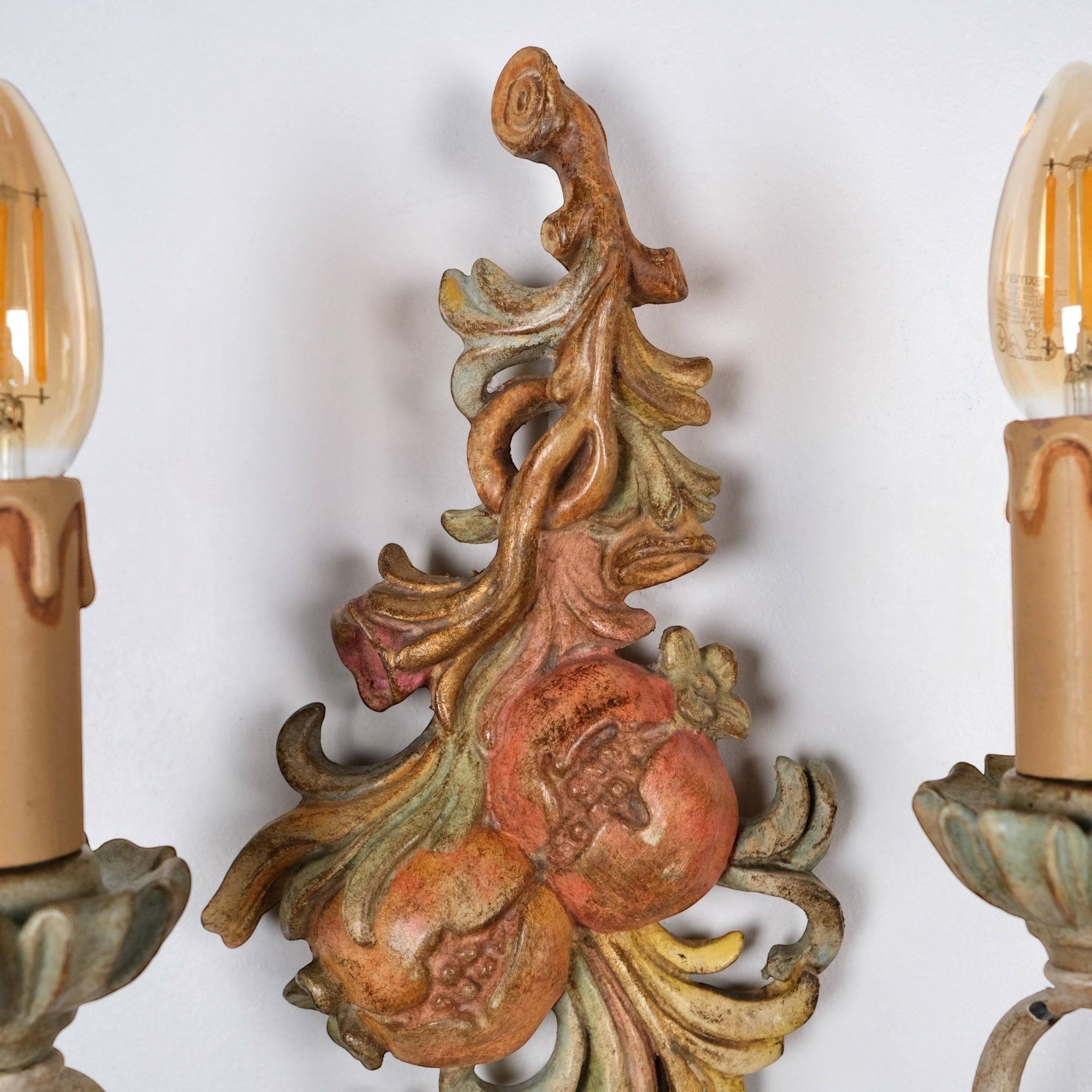 Paar polychrom geschnitzte Wandleuchten aus Holz und Metall von Chelini, Firenze, 1980 (Ende des 20. Jahrhunderts) im Angebot