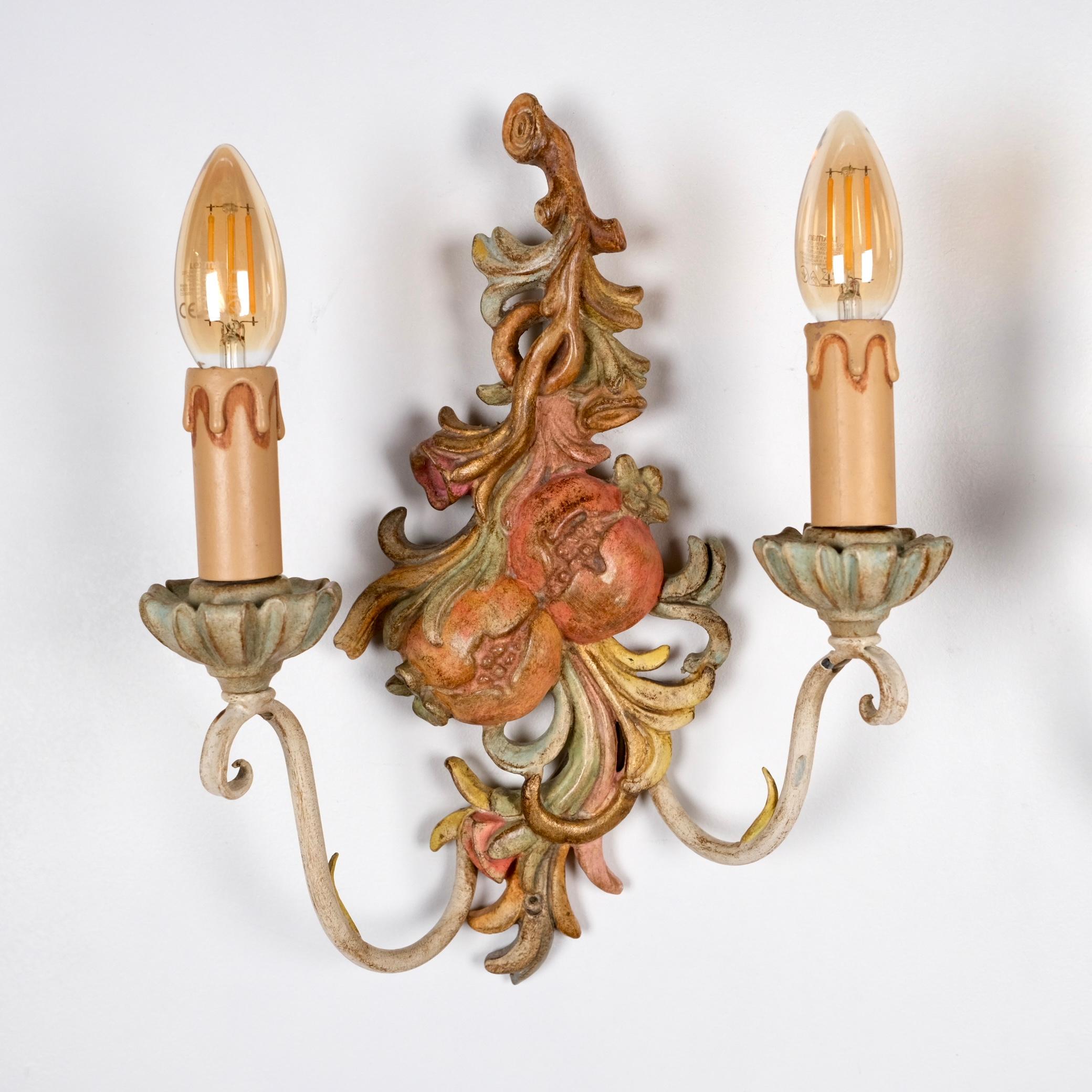 Paar polychrom geschnitzte Wandleuchten aus Holz und Metall von Chelini, Firenze, 1980 im Angebot 1