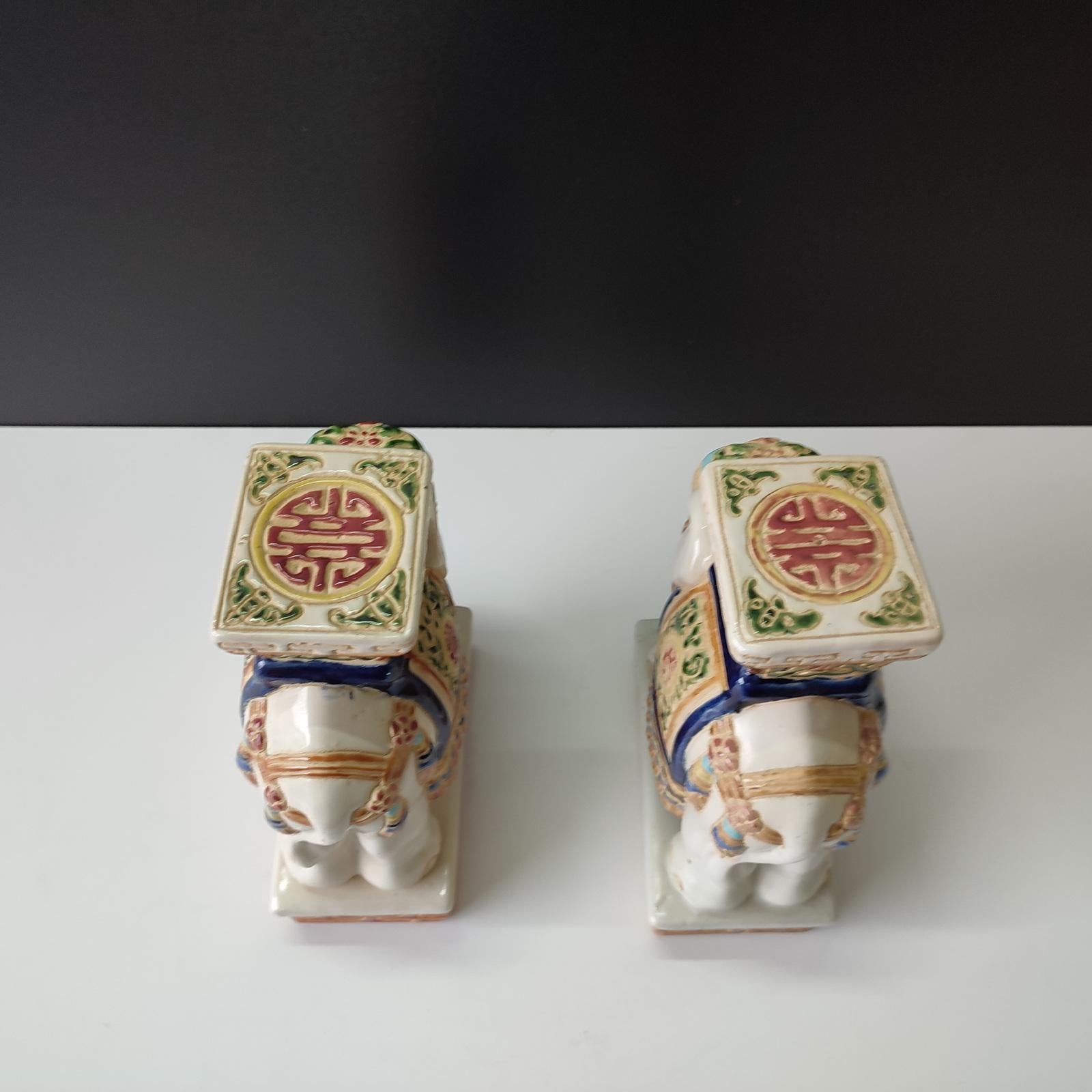 Paar polychrome Elefanten-Pflanzgefäßhalter aus Keramik, Buchstützen, Mitte des 20. Jahrhunderts im Angebot 1
