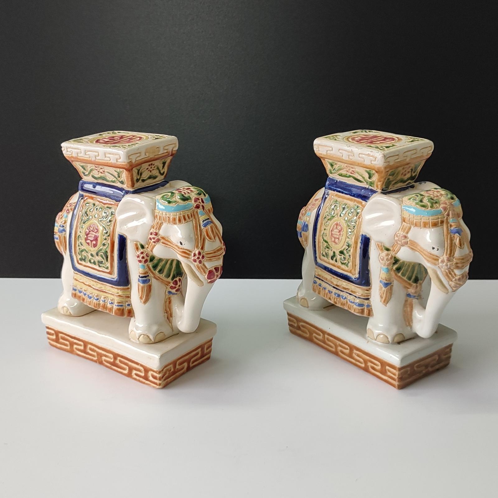 Paar polychrome Elefanten-Pflanzgefäßhalter aus Keramik, Buchstützen, Mitte des 20. Jahrhunderts (Glasiert) im Angebot