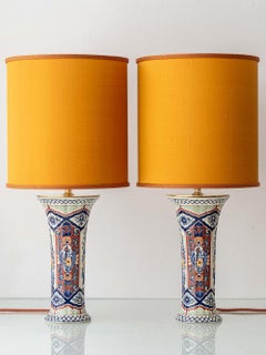 Paire de lampes de table polychromes Delft Boch Belgique, abat-jours en soie Dupion neufs