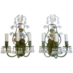 Paire d'appliques en forme de lyre en bronze émaillé polychromé, avec fleurs en porcelaine
