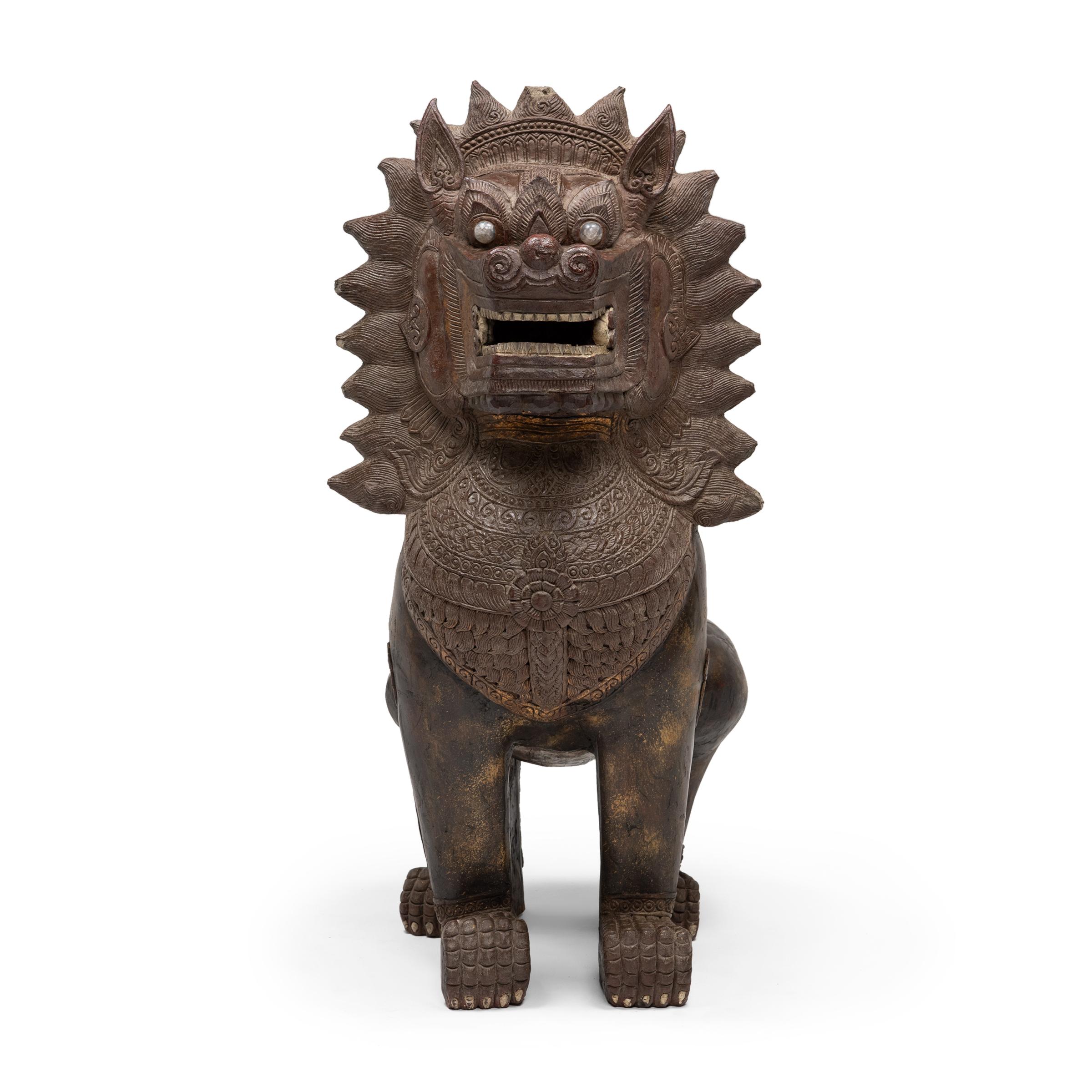 Paar polychrome Kambodschanische Guardian Lions, um 1850 im Angebot 4