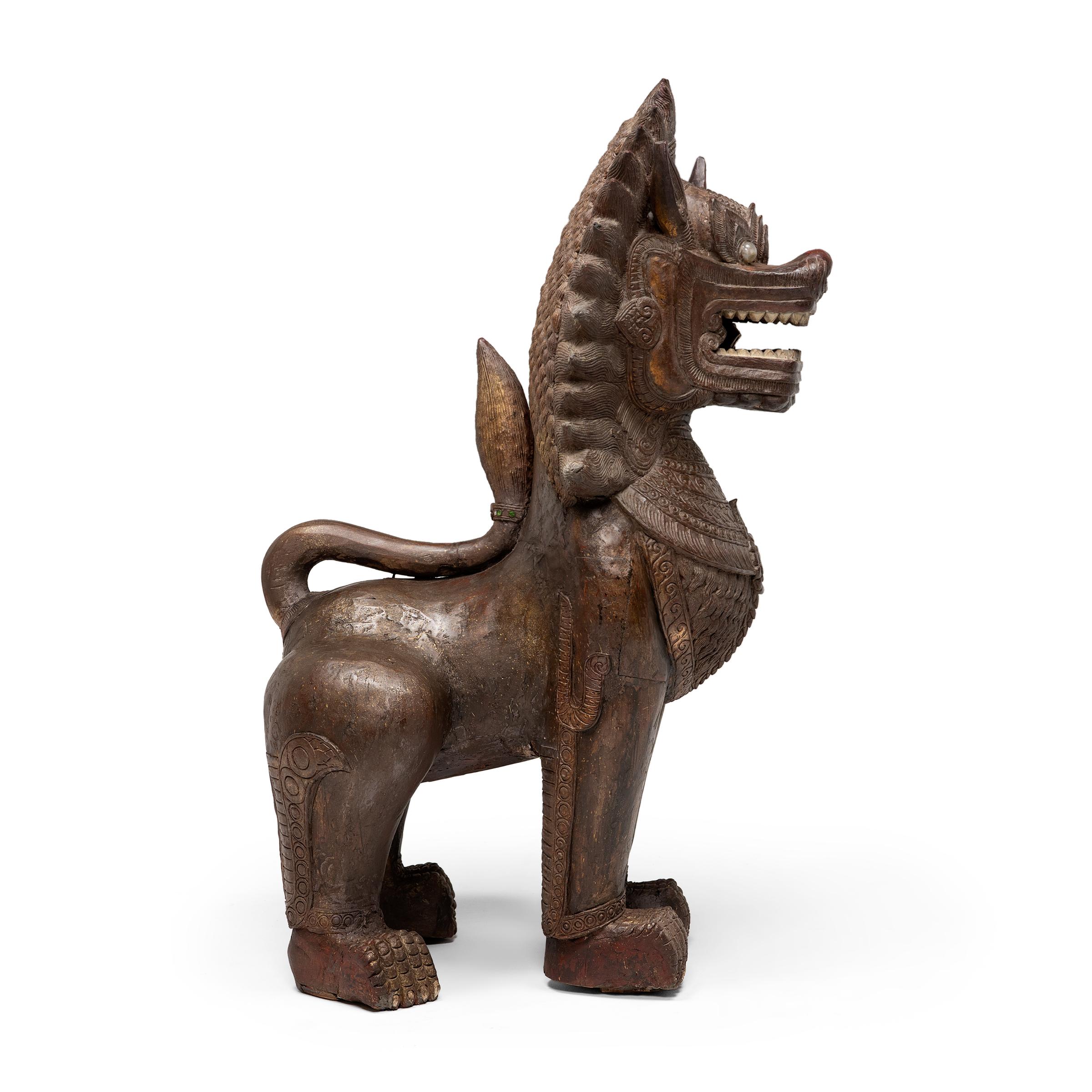 Paar polychrome Kambodschanische Guardian Lions, um 1850 im Angebot 11