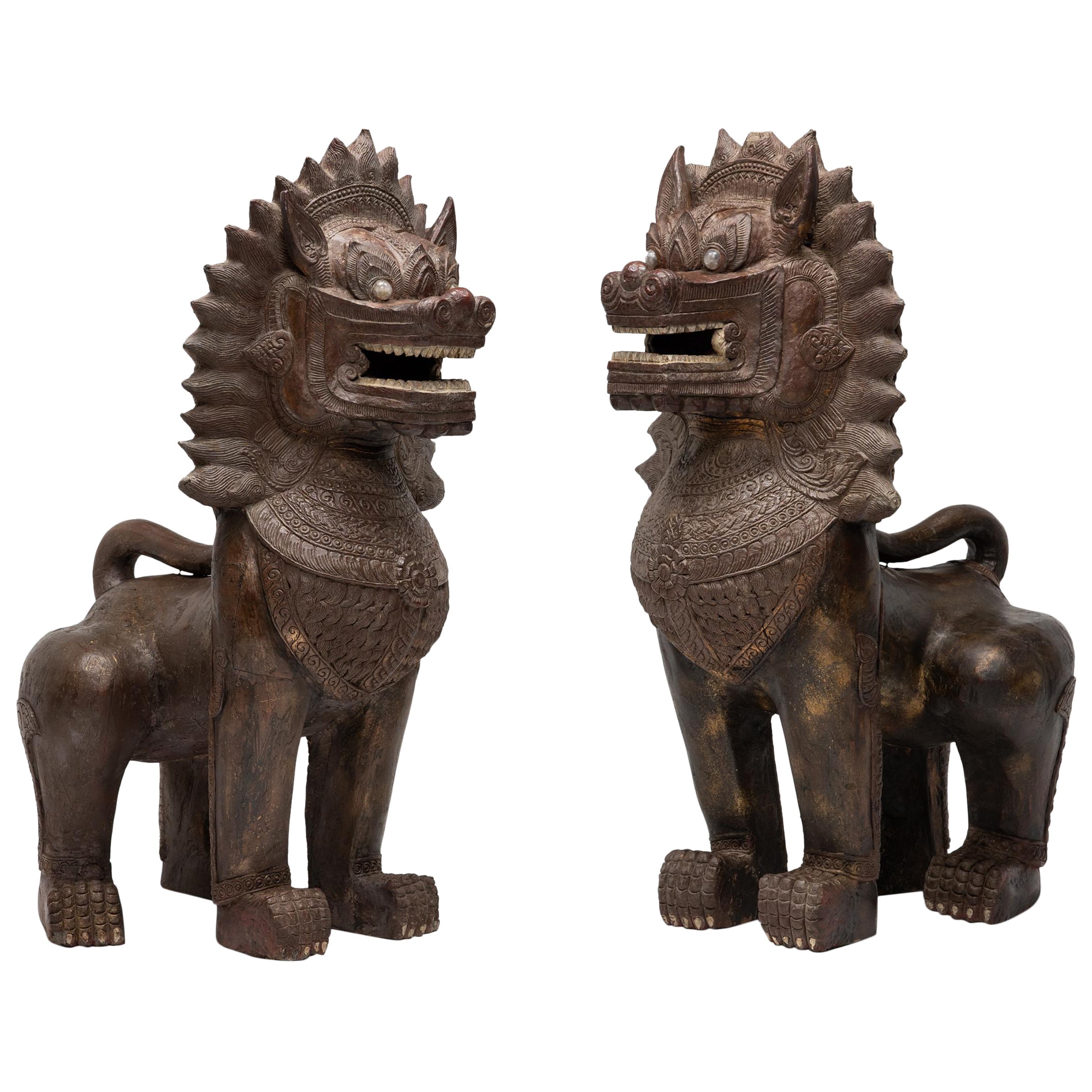 Paar polychrome Kambodschanische Guardian Lions, um 1850