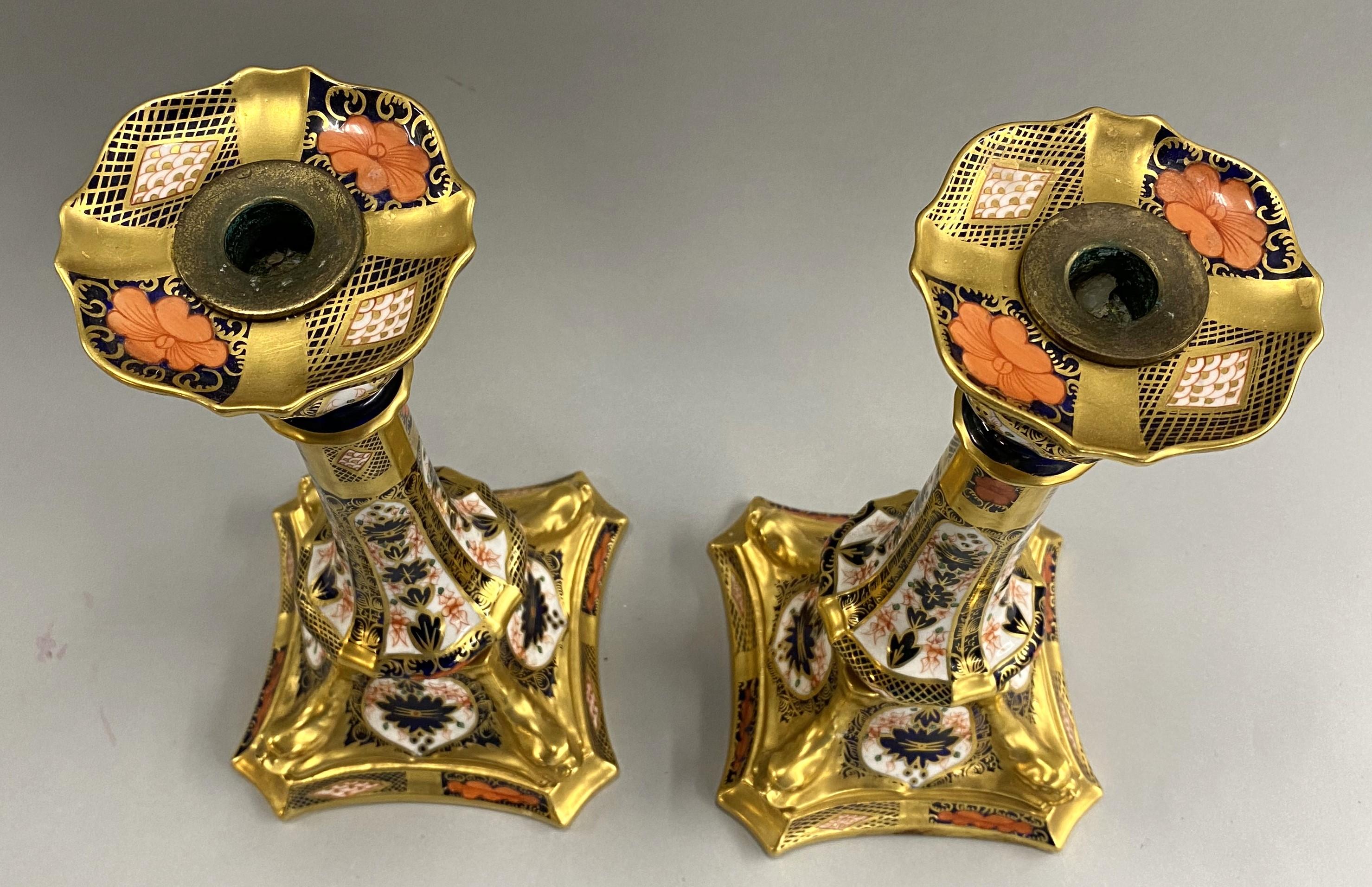 Pareja de candeleros de delfín de porcelana antigua Imari Royal Crown Derby Policromados en Bueno estado para la venta en Milford, NH