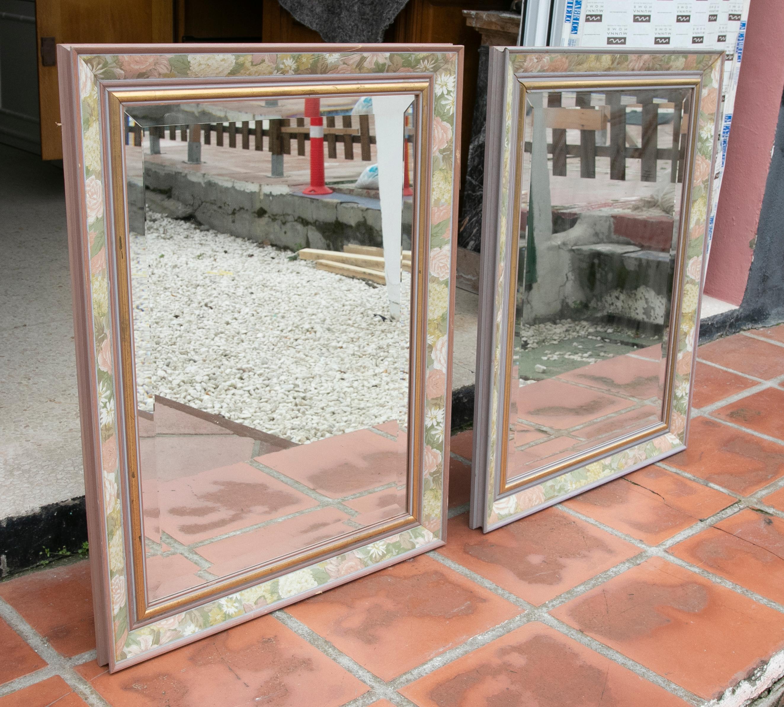 Coppia di specchi in legno policromo con scene di fiori in vendita 6