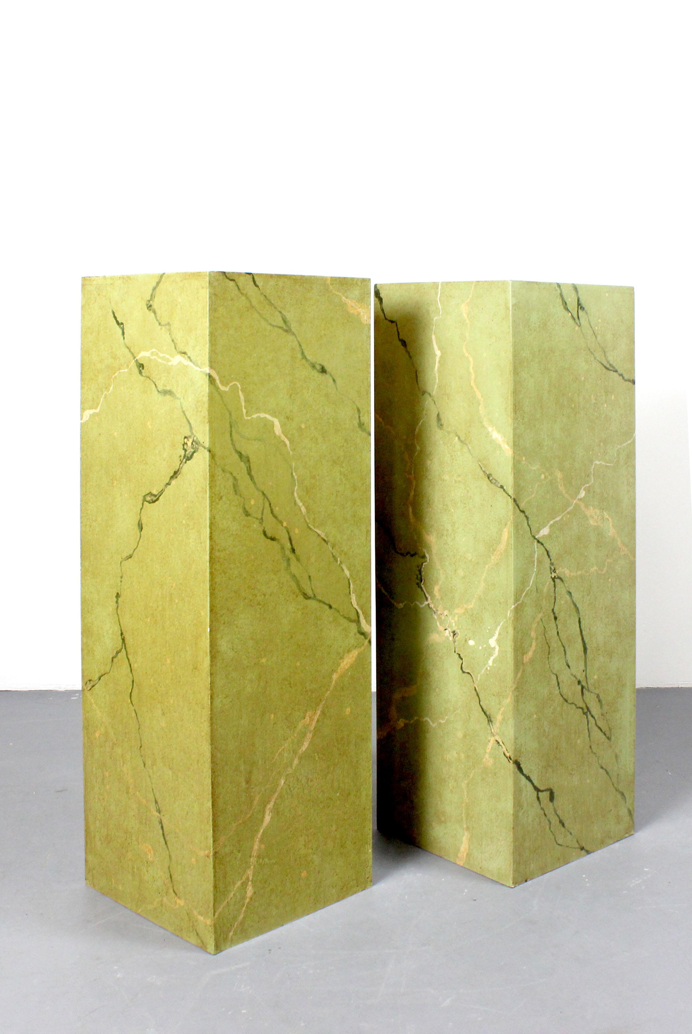 Pair of polychrome wooden pedestals imitating green veined marble - Spain Bon état - En vente à Madrid, España