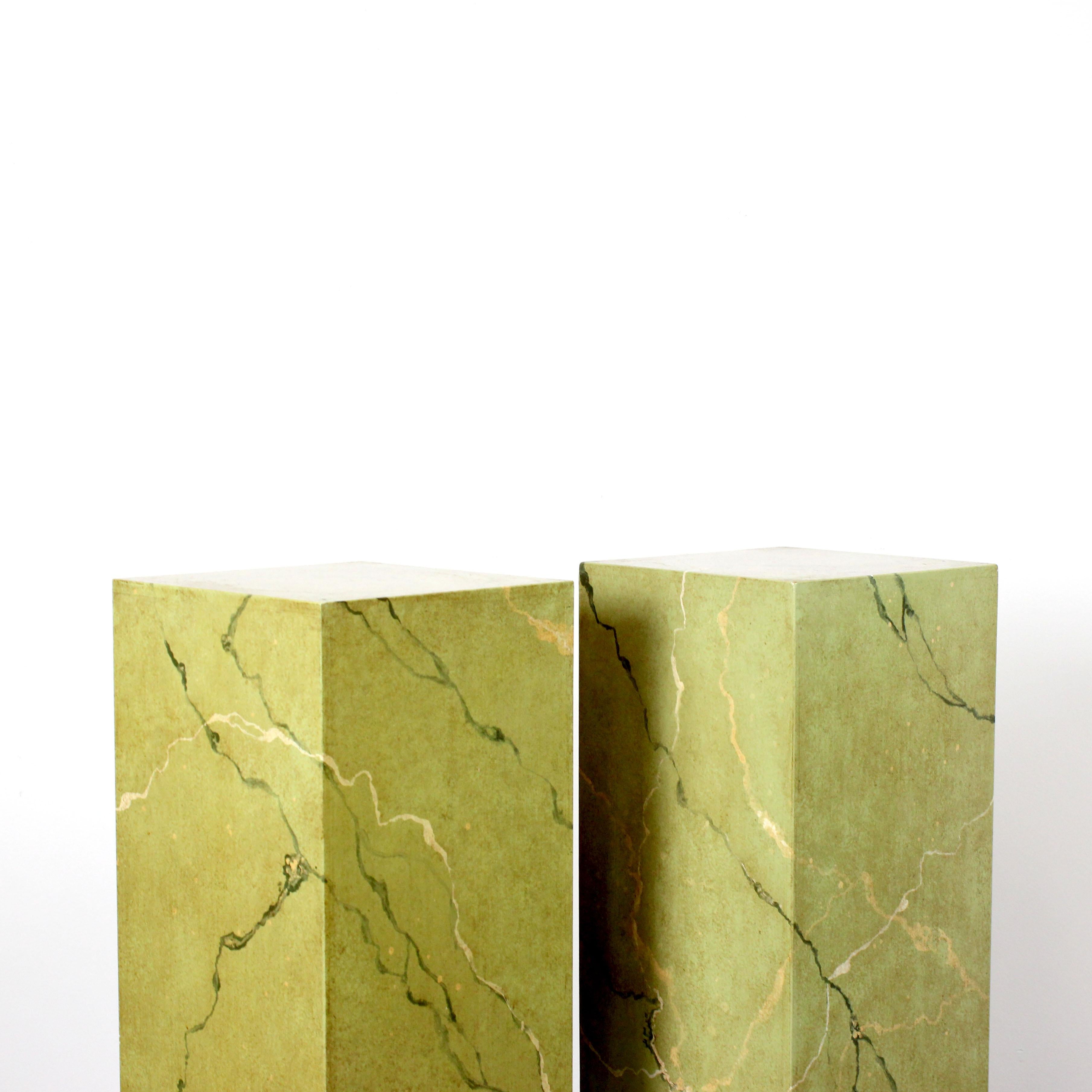 20ième siècle Pair of polychrome wooden pedestals imitating green veined marble - Spain en vente