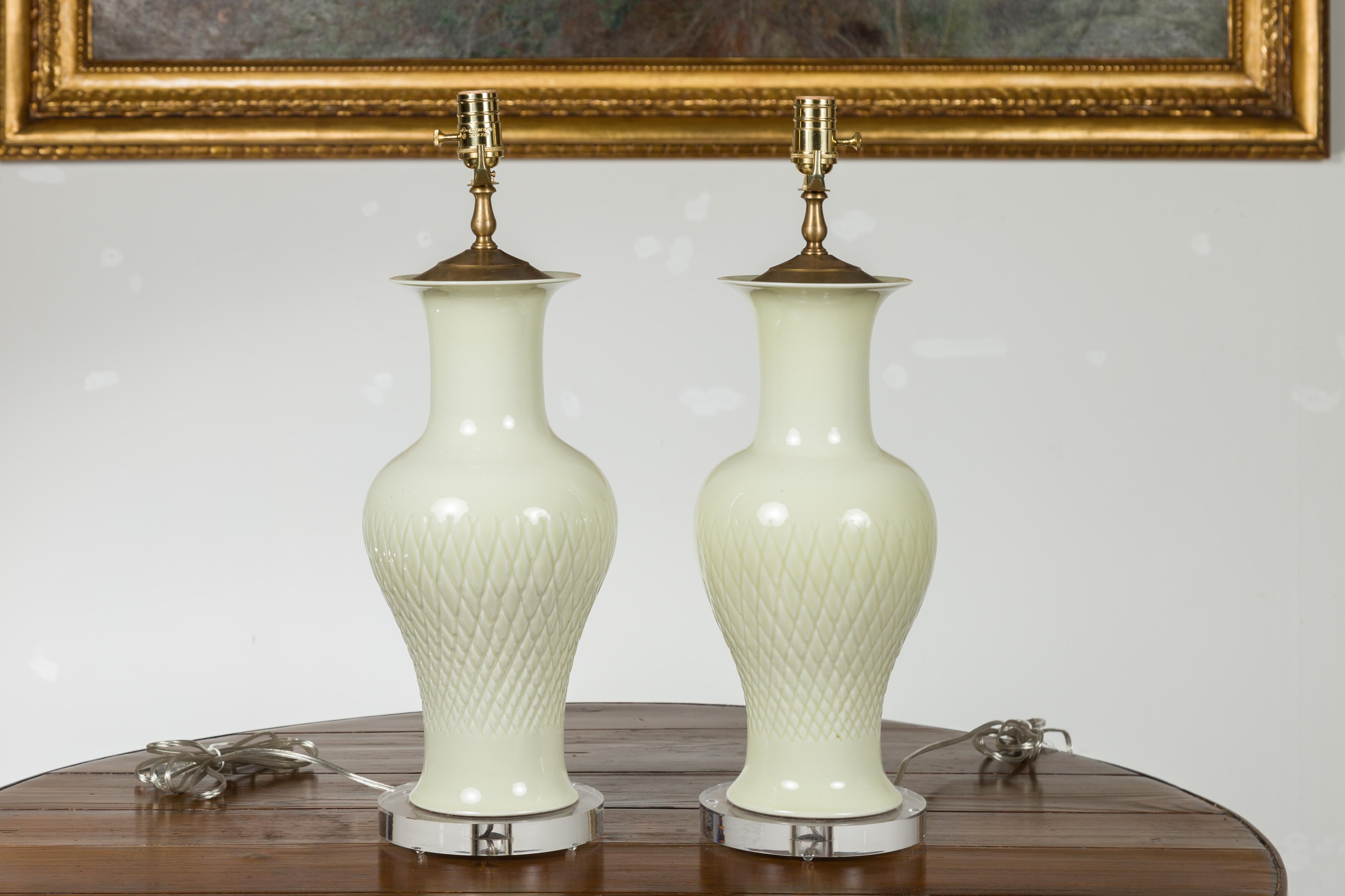 Paire de lampes en porcelaine blanche des années 1980 avec motifs de hachures croisées et socles en lucite en vente 5