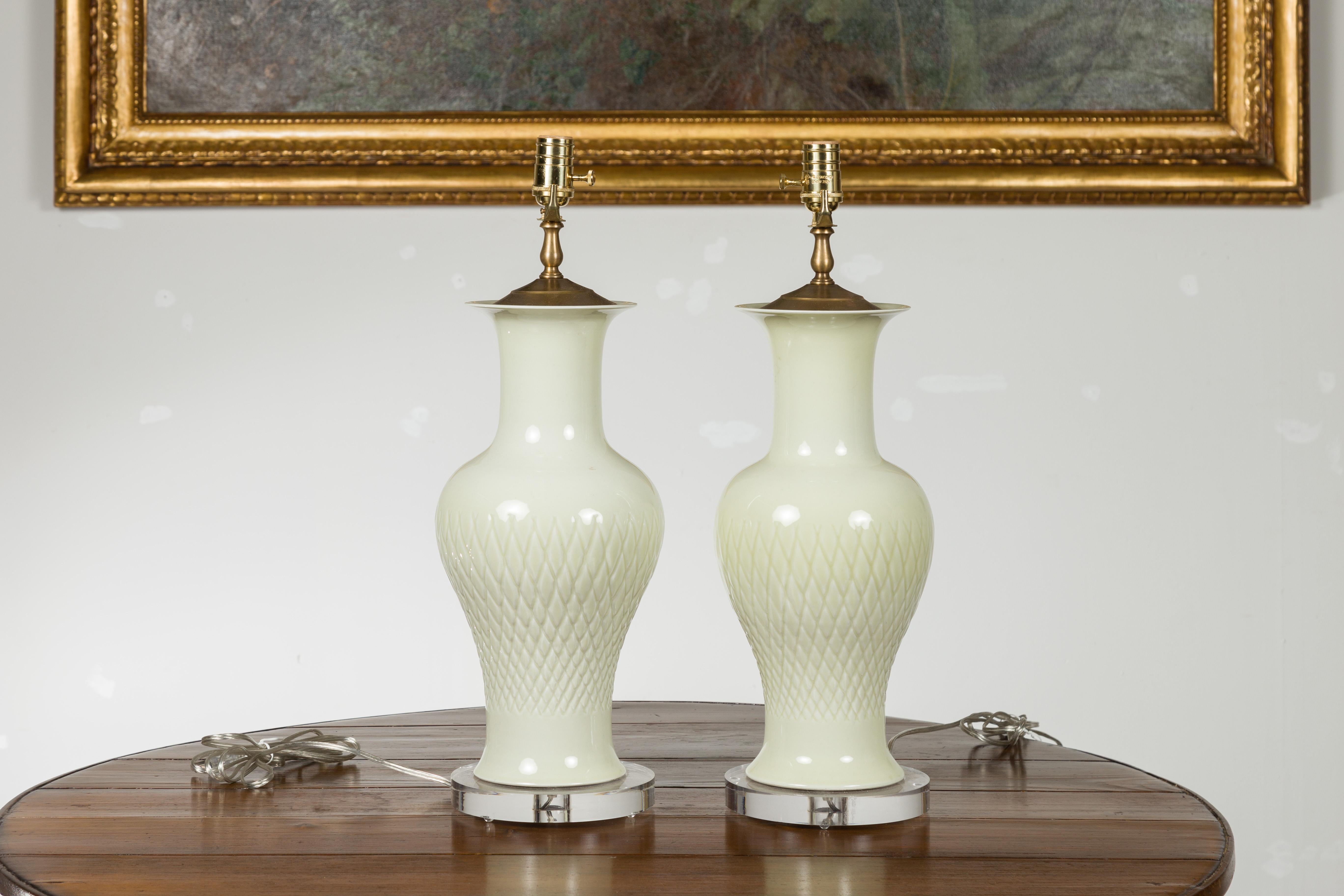 Paire de lampes en porcelaine blanche des années 1980 avec motifs de hachures croisées et socles en lucite en vente 6