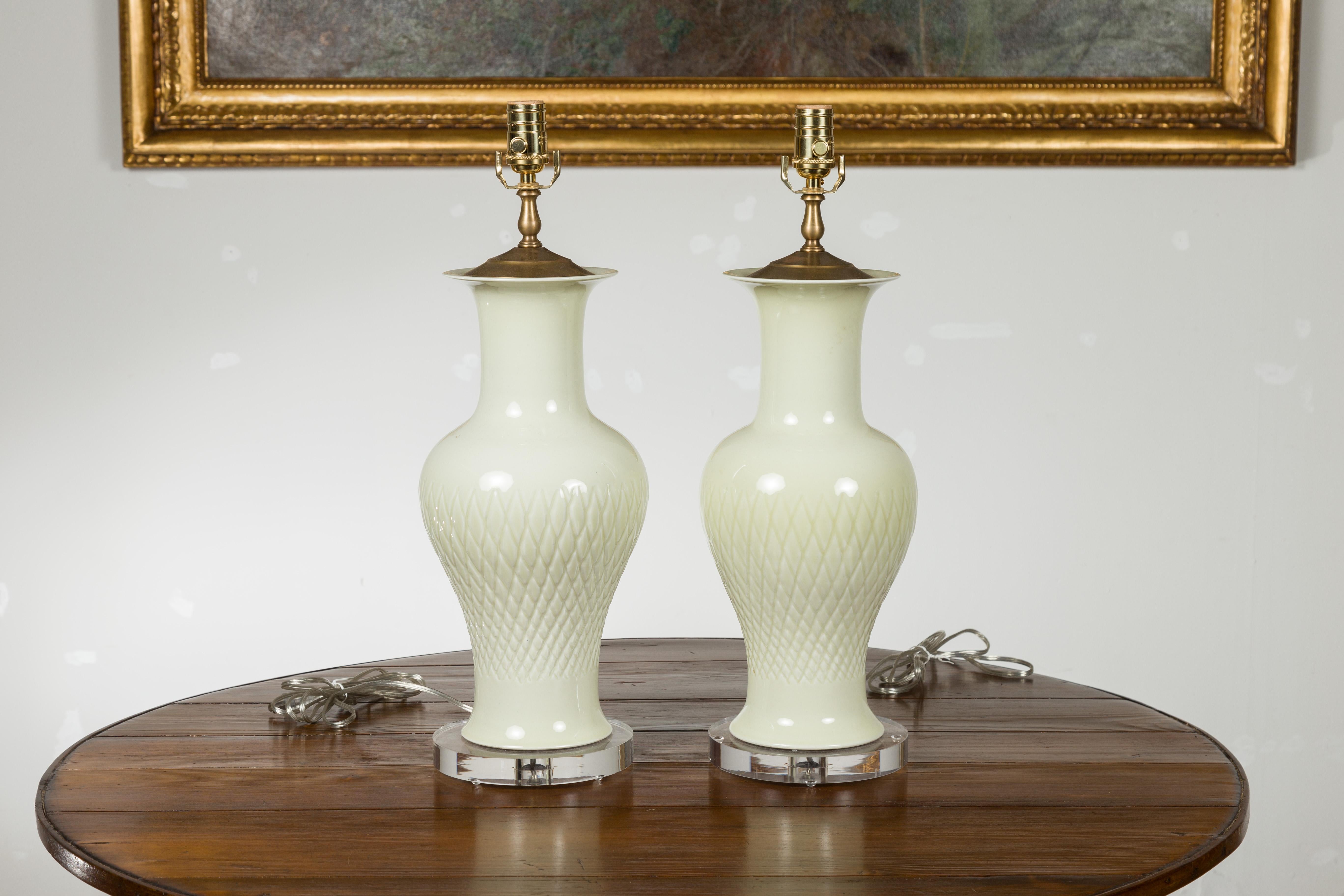 Pair of Porcelain 1980s White Lamps with Crosshatch Motifs and Lucite Bases In Good Condition For Sale In Atlanta, GA