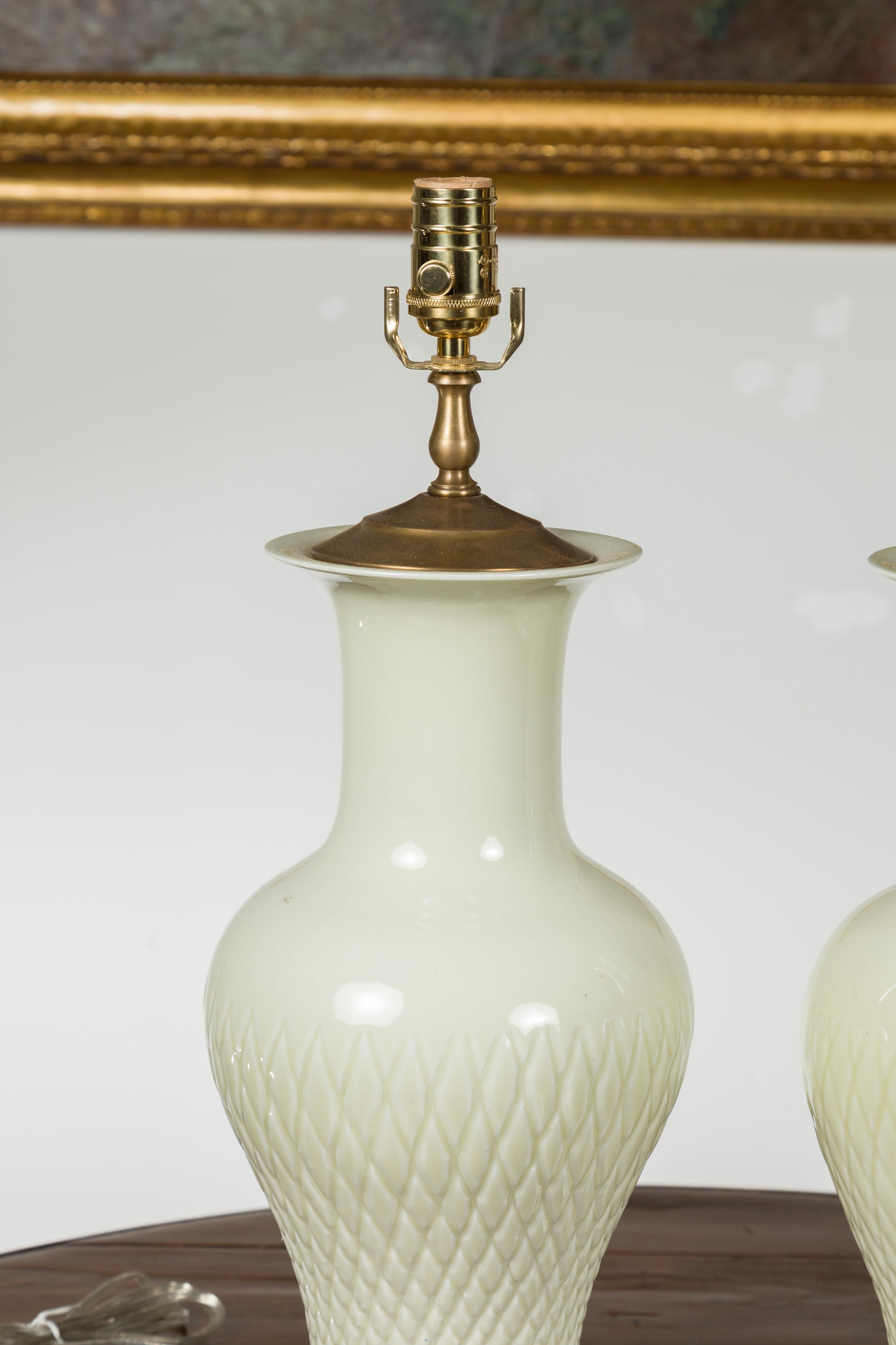 20ième siècle Paire de lampes en porcelaine blanche des années 1980 avec motifs de hachures croisées et socles en lucite en vente