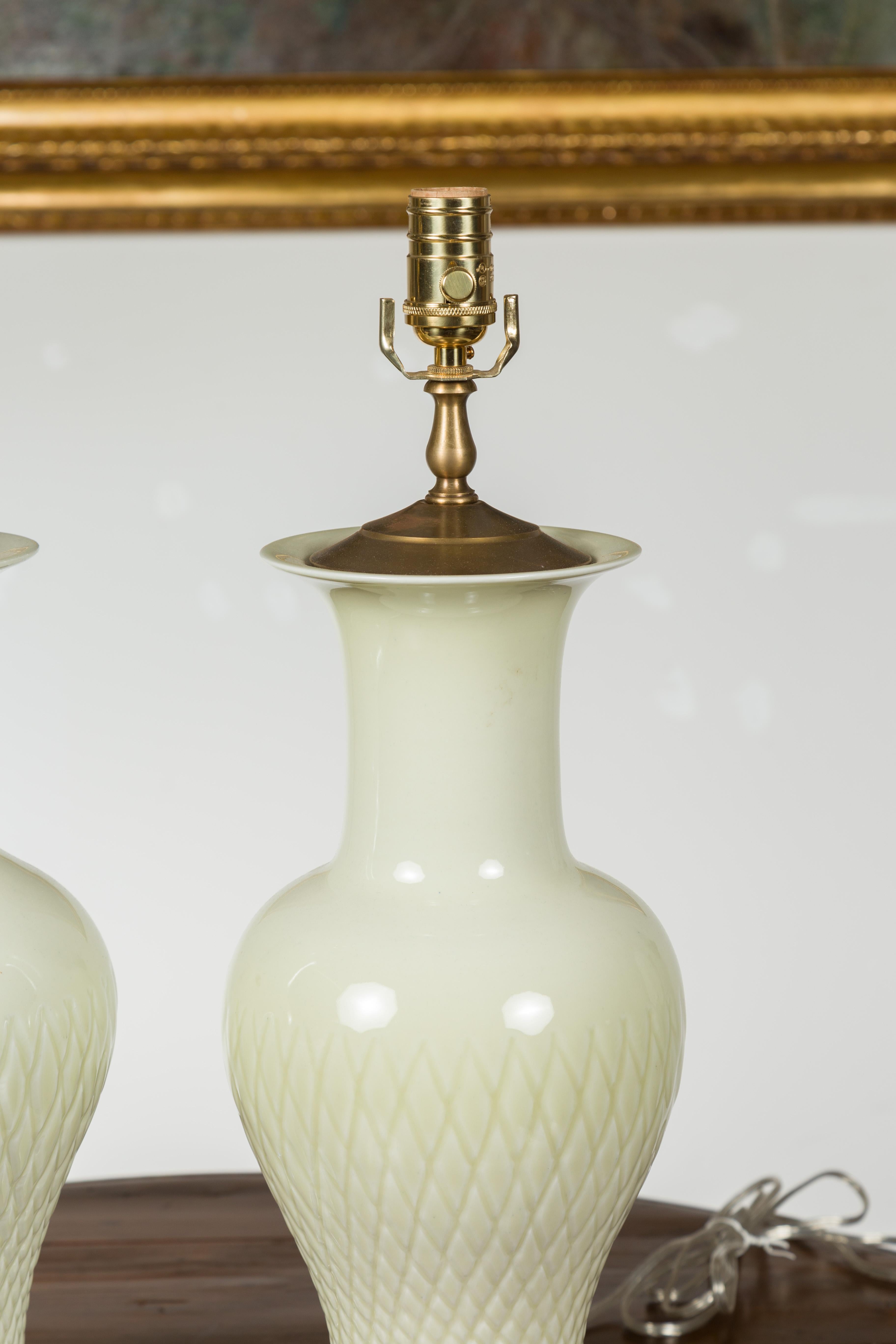 Paire de lampes en porcelaine blanche des années 1980 avec motifs de hachures croisées et socles en lucite en vente 1