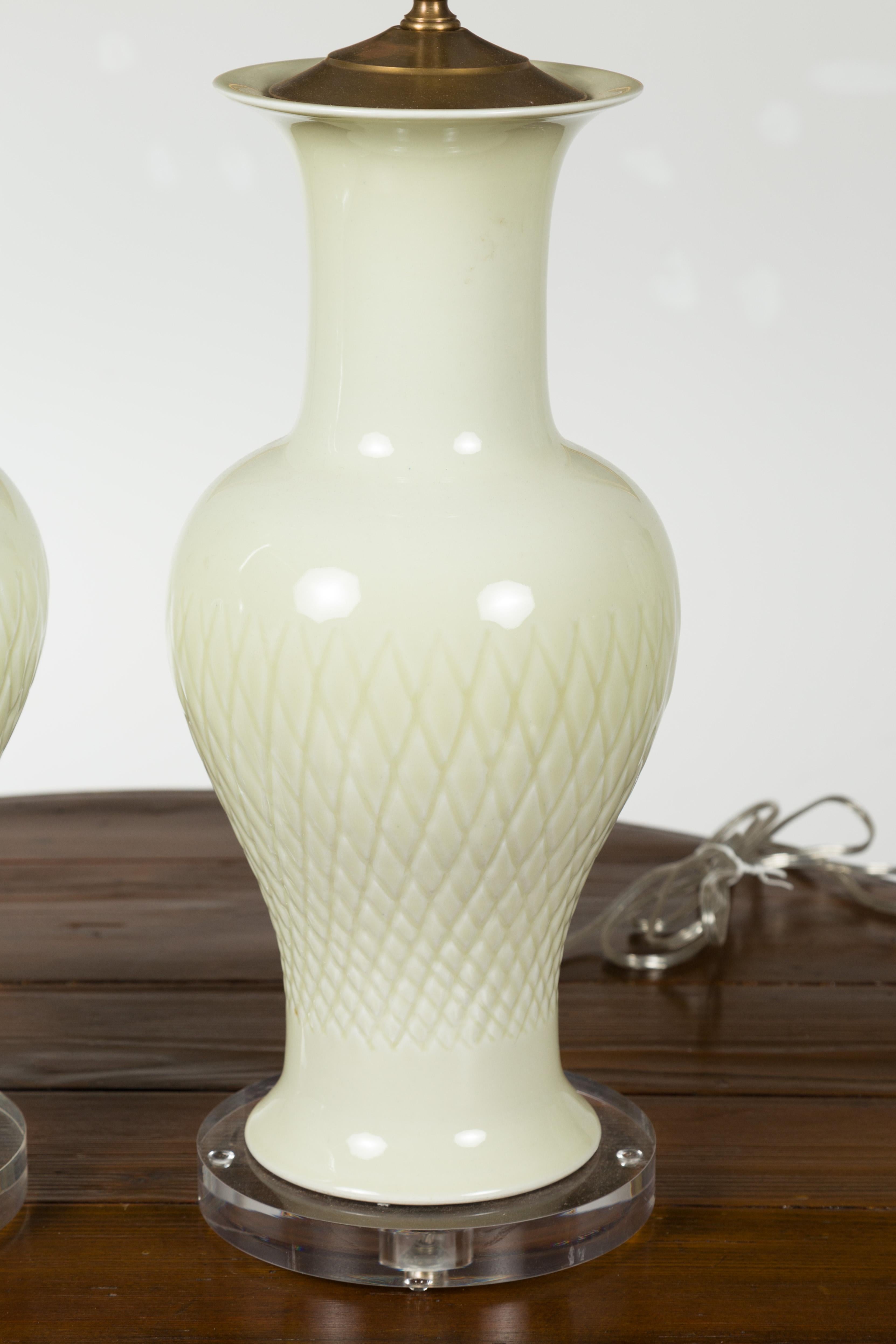 Pair of Porcelain 1980s White Lamps with Crosshatch Motifs and Lucite Bases For Sale 3