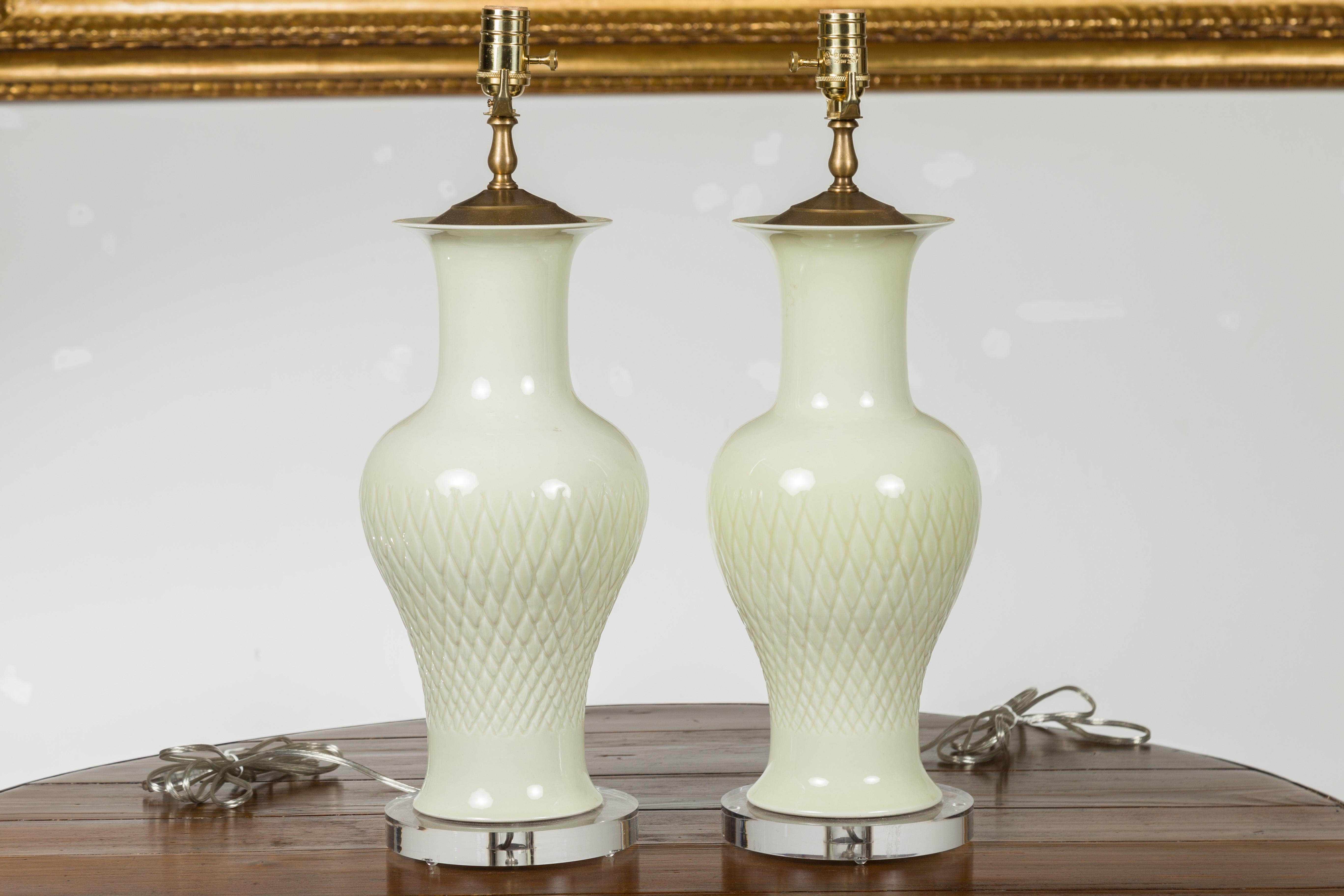 Pair of Porcelain 1980s White Lamps with Crosshatch Motifs and Lucite Bases For Sale 4