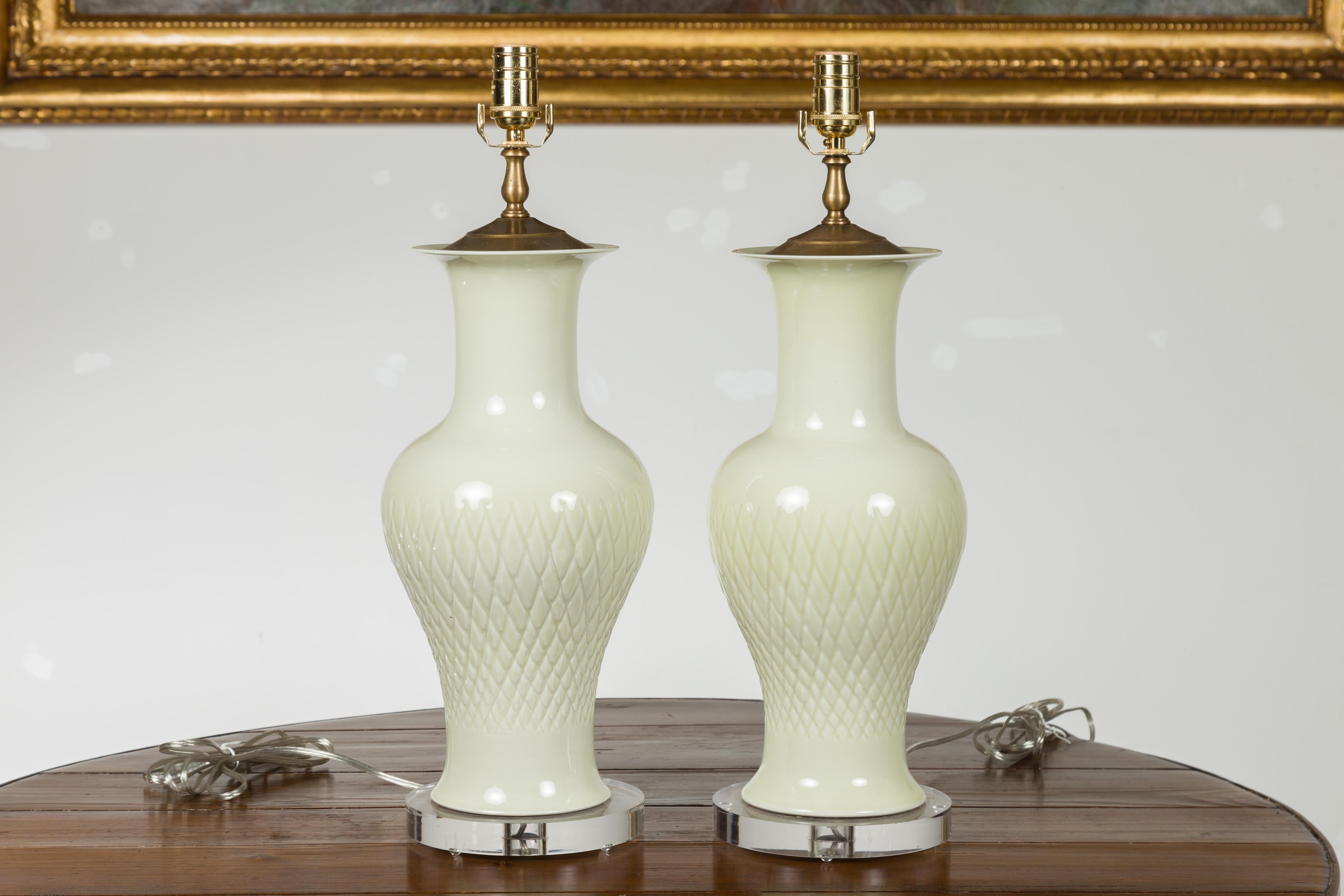 Paire de lampes en porcelaine blanche des années 1980 avec motifs de hachures croisées et socles en lucite en vente 4
