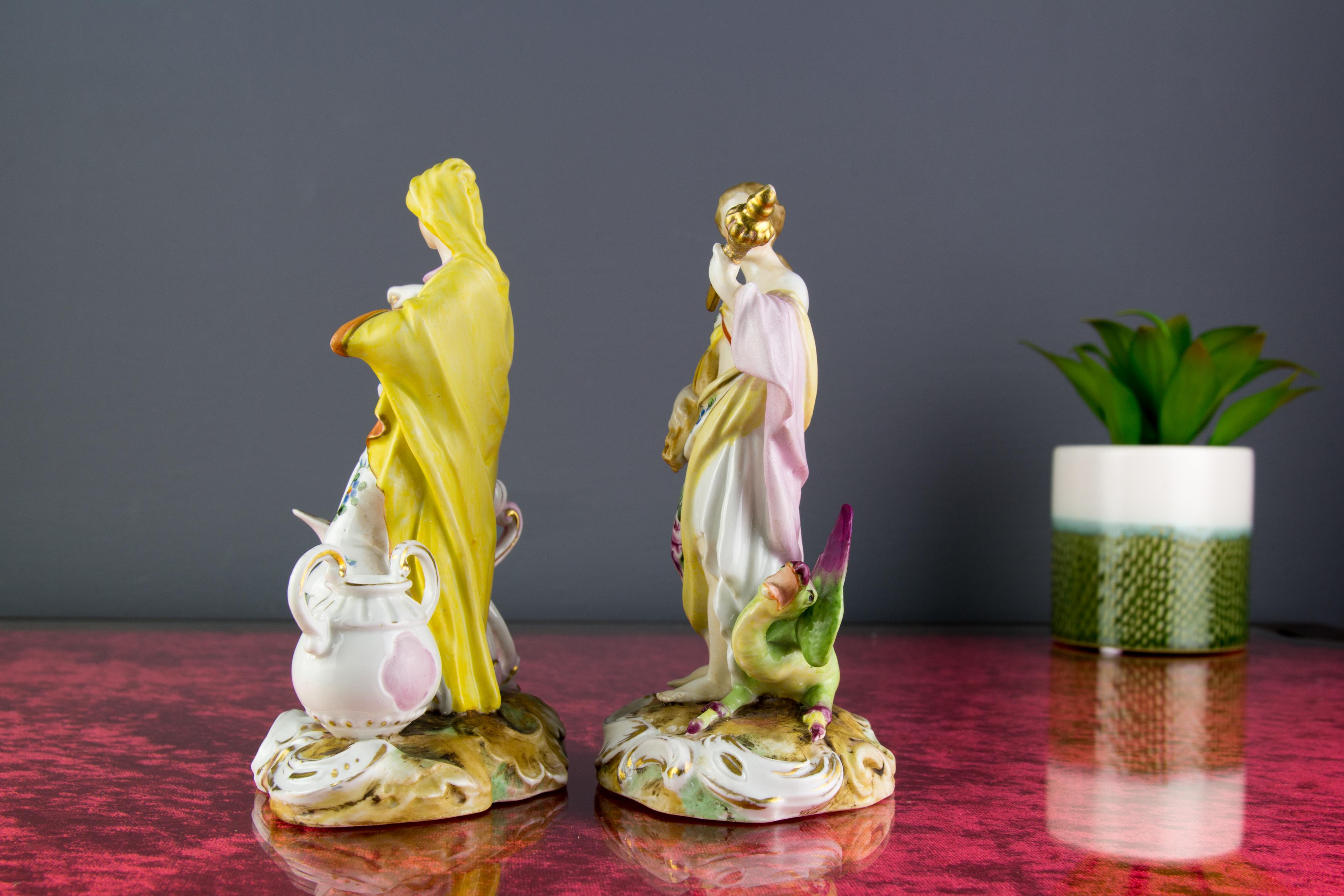 XIX secolo Coppia di figure allegoriche in porcellana di Aelteste Volkstedter Pozellanfabrik in vendita