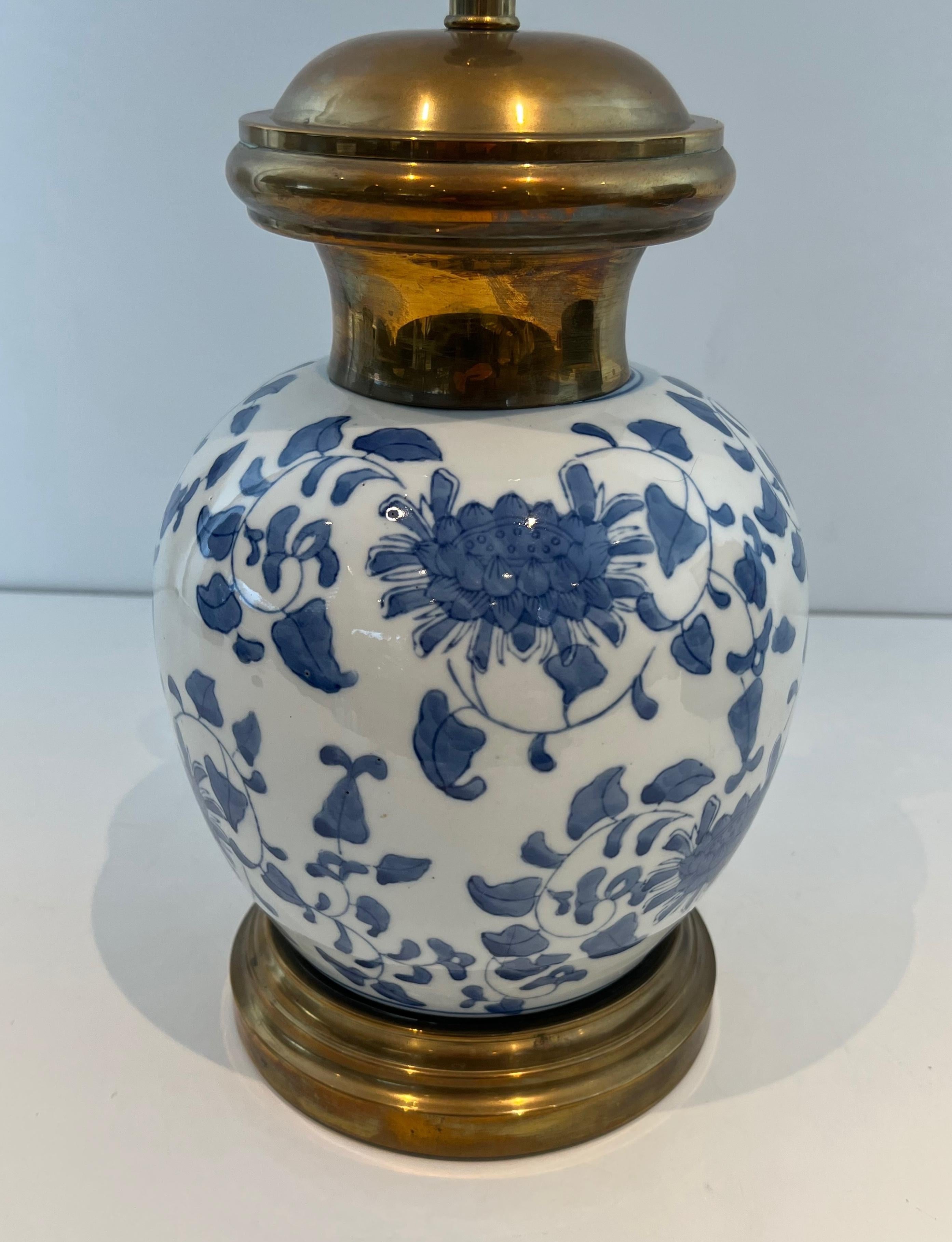 Coppia di lampade da tavolo in porcellana e ottone con decorazione cinese in vendita 3
