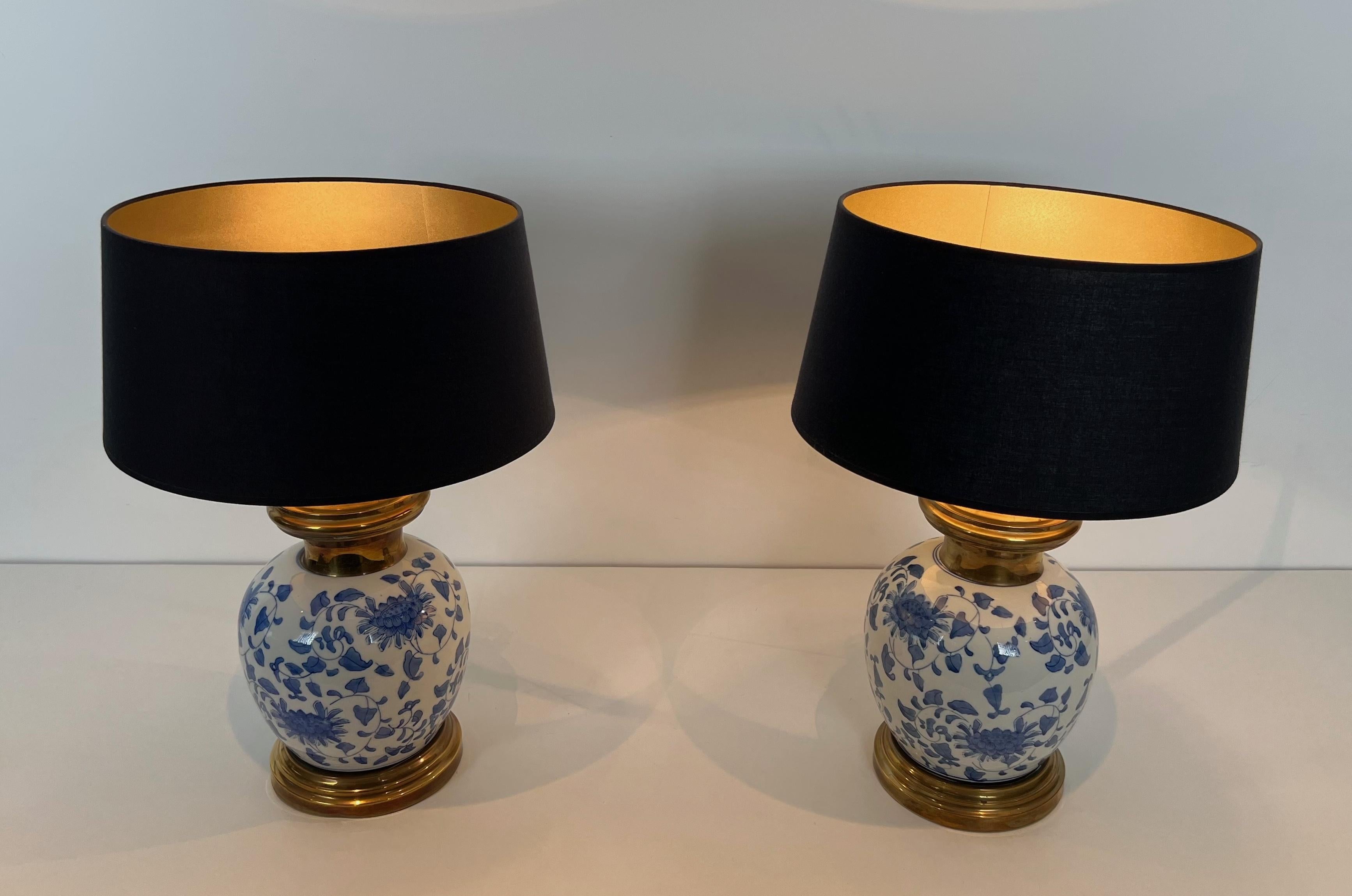 Coppia di lampade da tavolo in porcellana e ottone con decorazione cinese in vendita 4