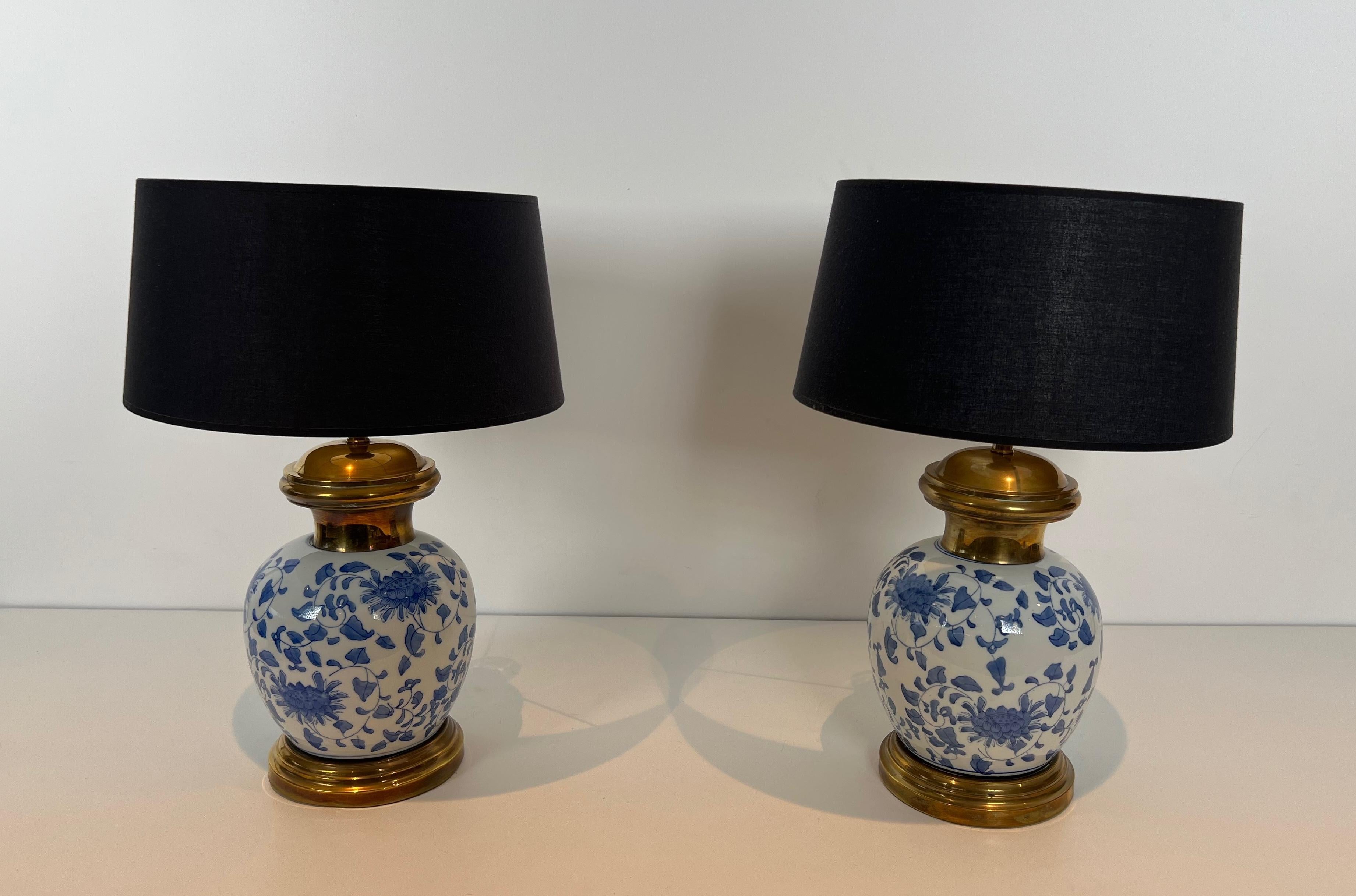 Coppia di lampade da tavolo in porcellana e ottone con decorazione cinese in vendita 5