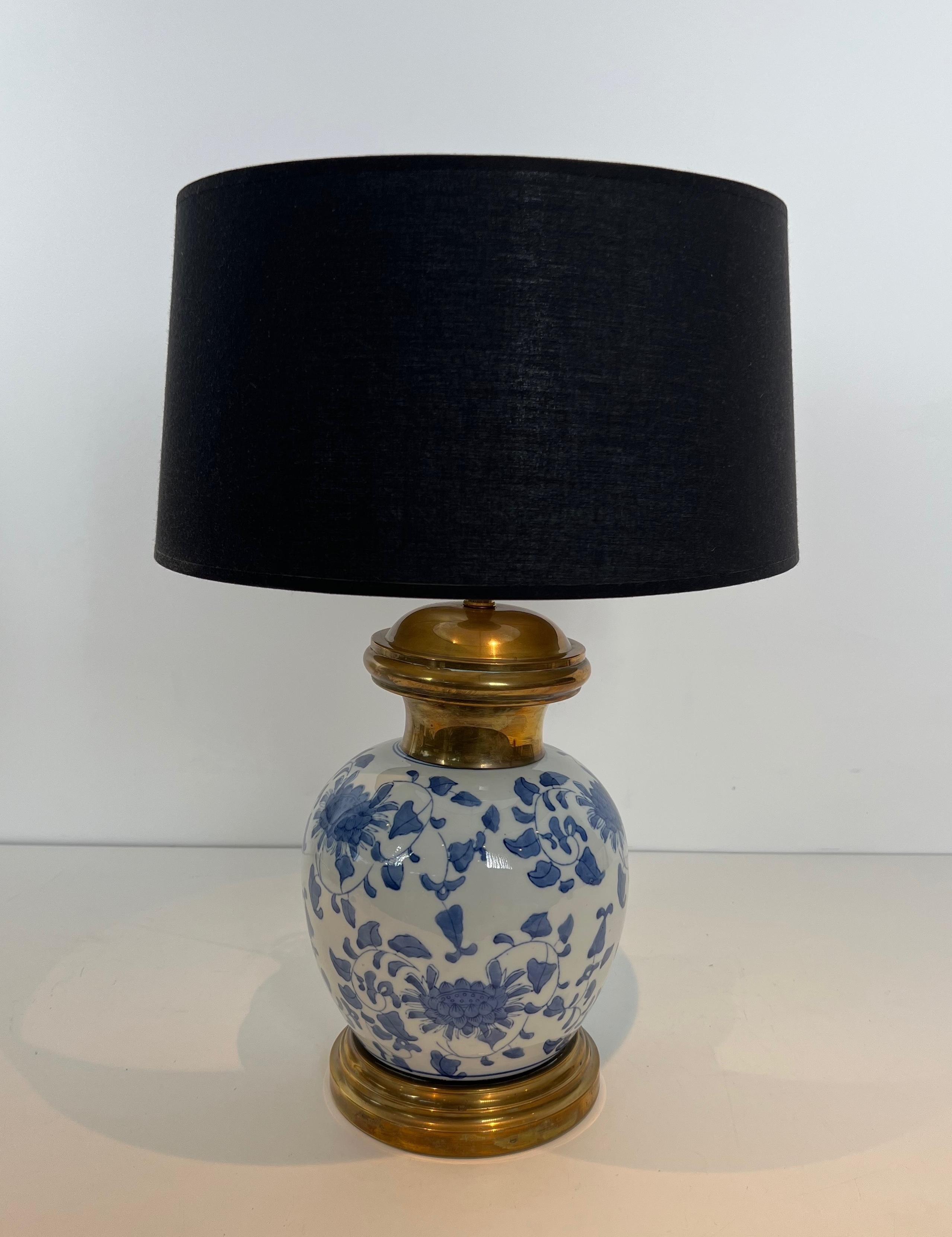 Coppia di lampade da tavolo in porcellana e ottone con decorazione cinese in vendita 7