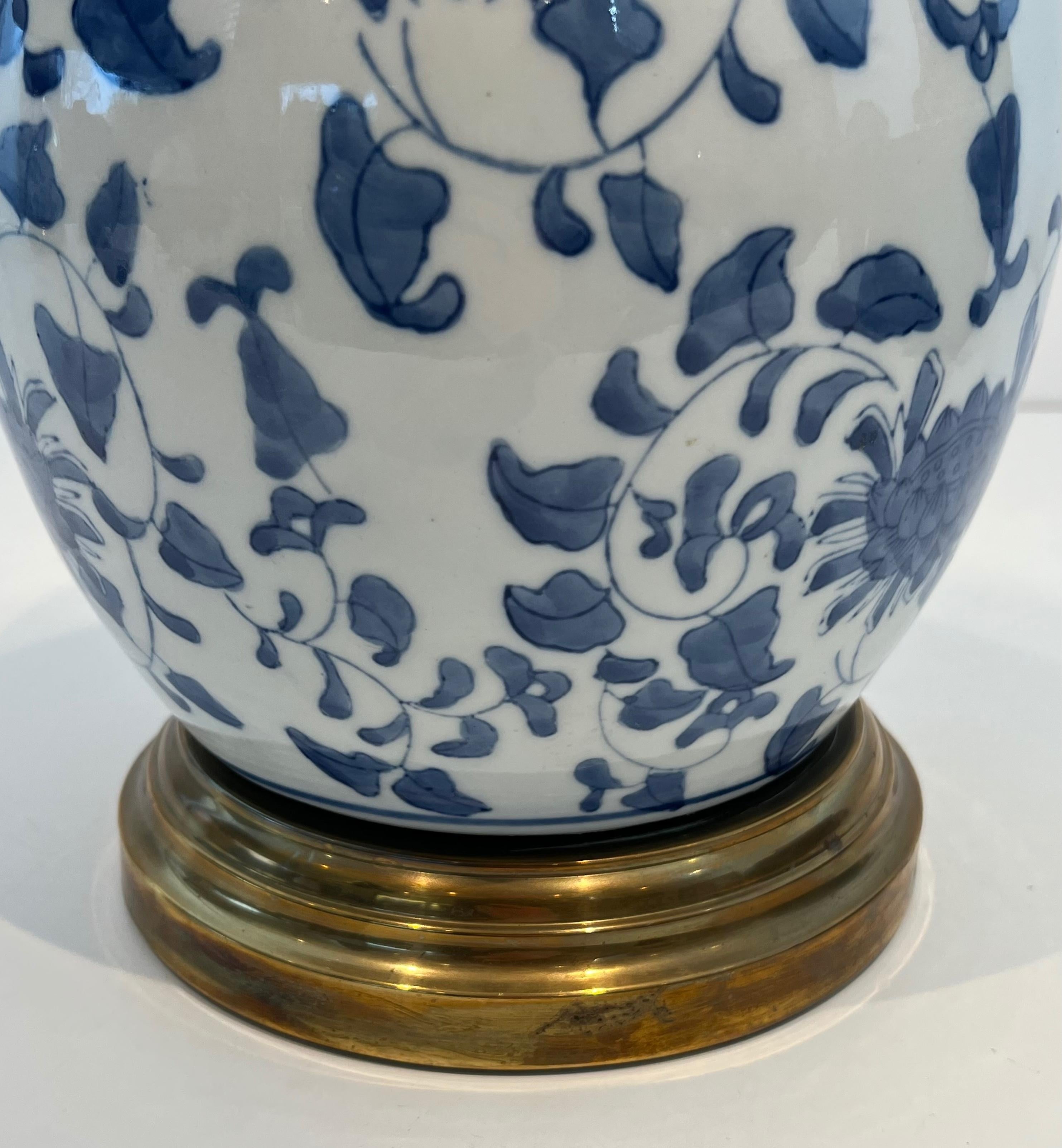 Coppia di lampade da tavolo in porcellana e ottone con decorazione cinese in vendita 10