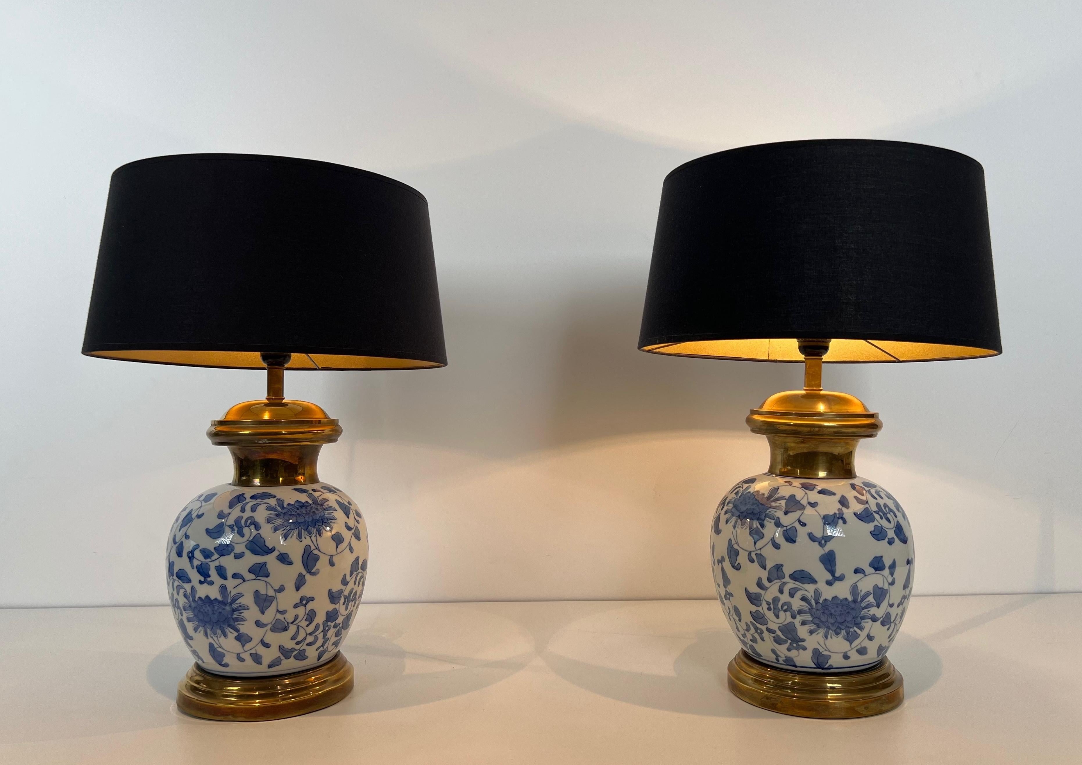 Coppia di lampade da tavolo in porcellana e ottone con decorazione cinese in vendita 11