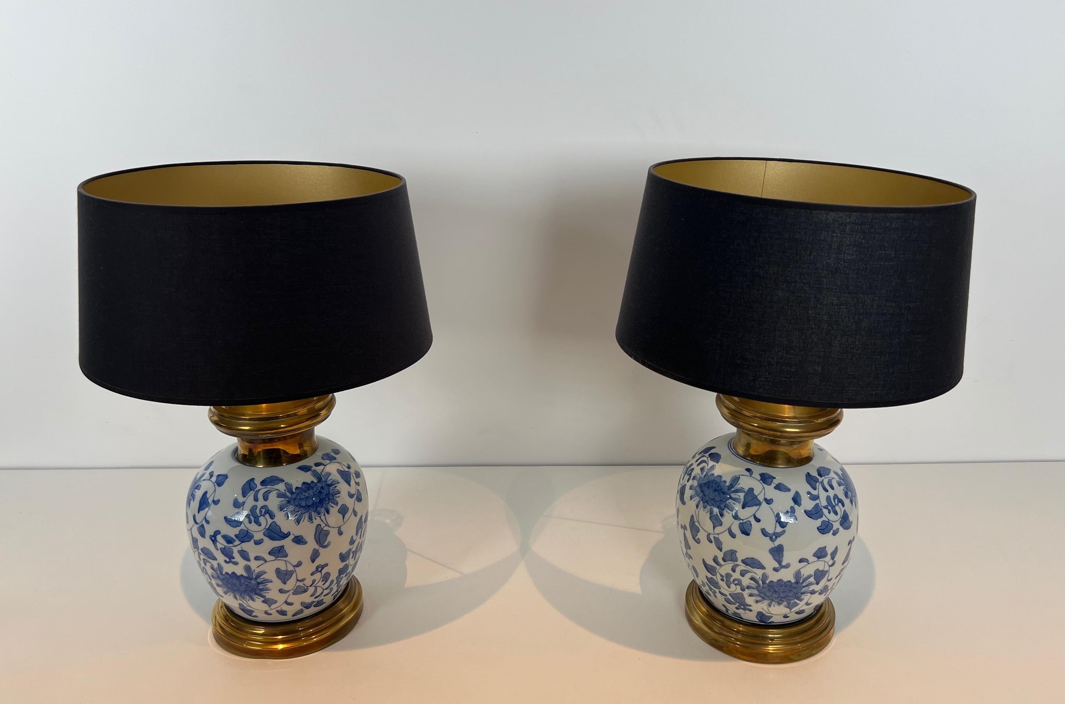 Coppia di lampade da tavolo in porcellana e ottone con decorazione cinese in vendita 12