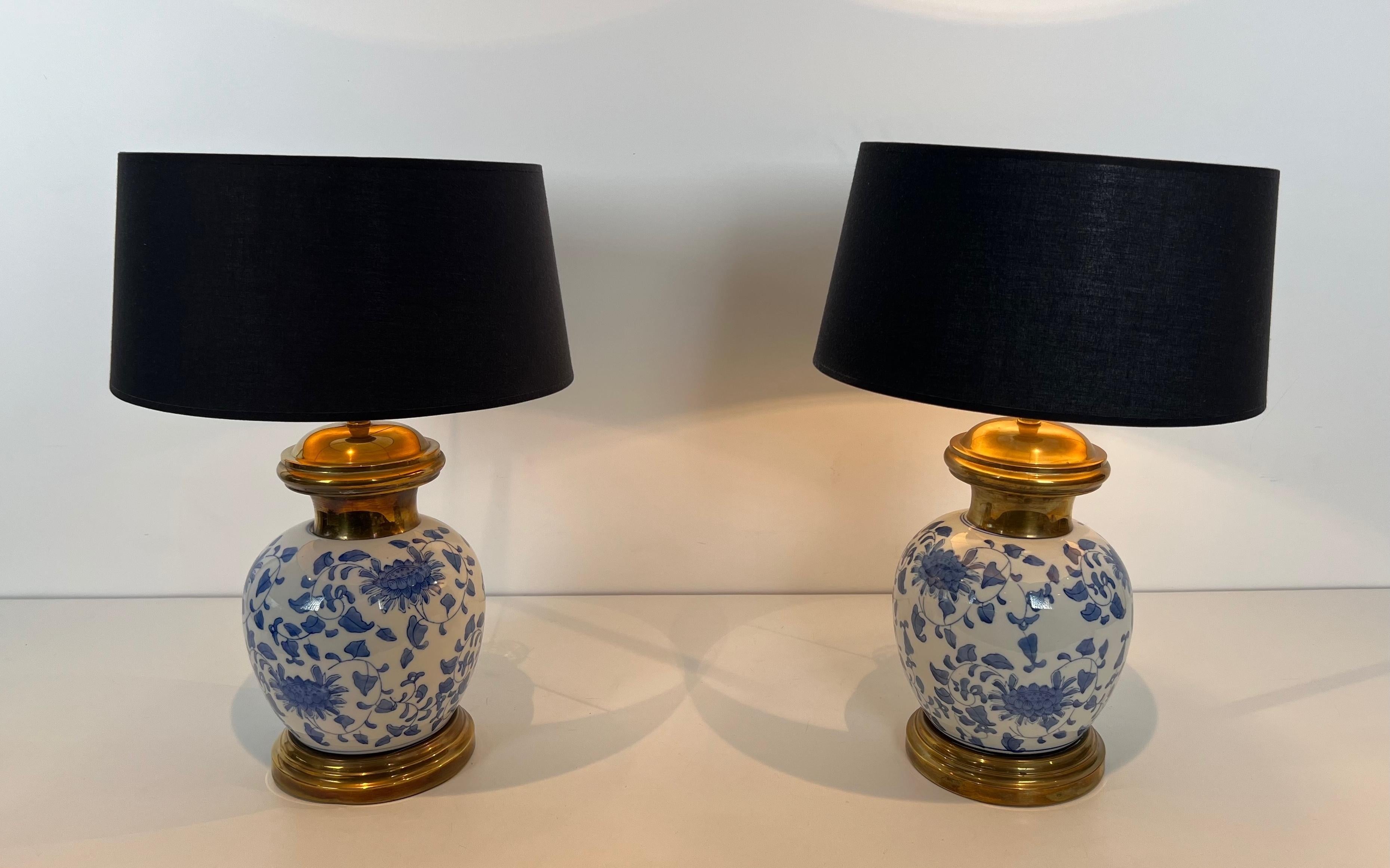Esportazione cinese Coppia di lampade da tavolo in porcellana e ottone con decorazione cinese in vendita