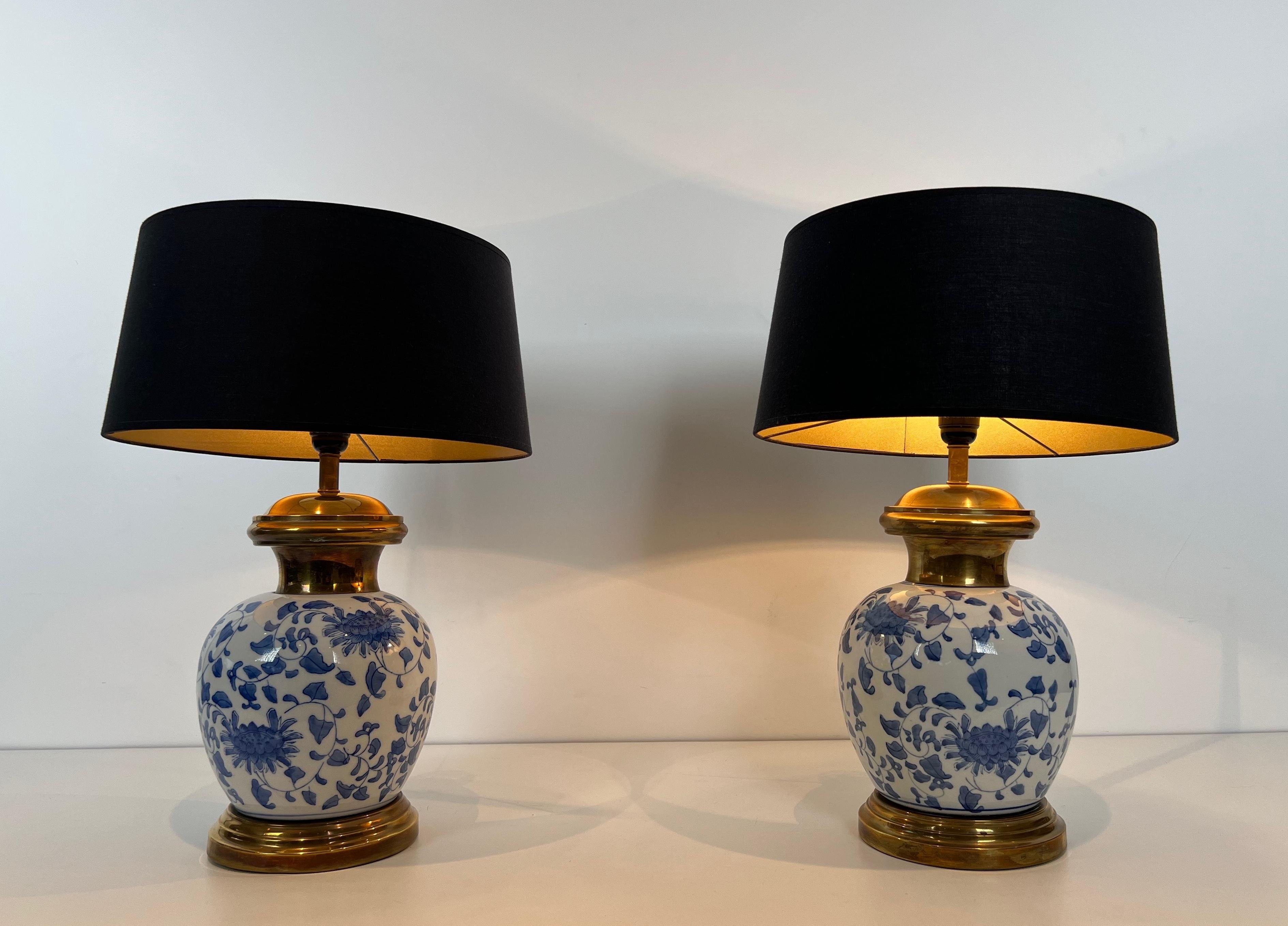 Francese Coppia di lampade da tavolo in porcellana e ottone con decorazione cinese in vendita