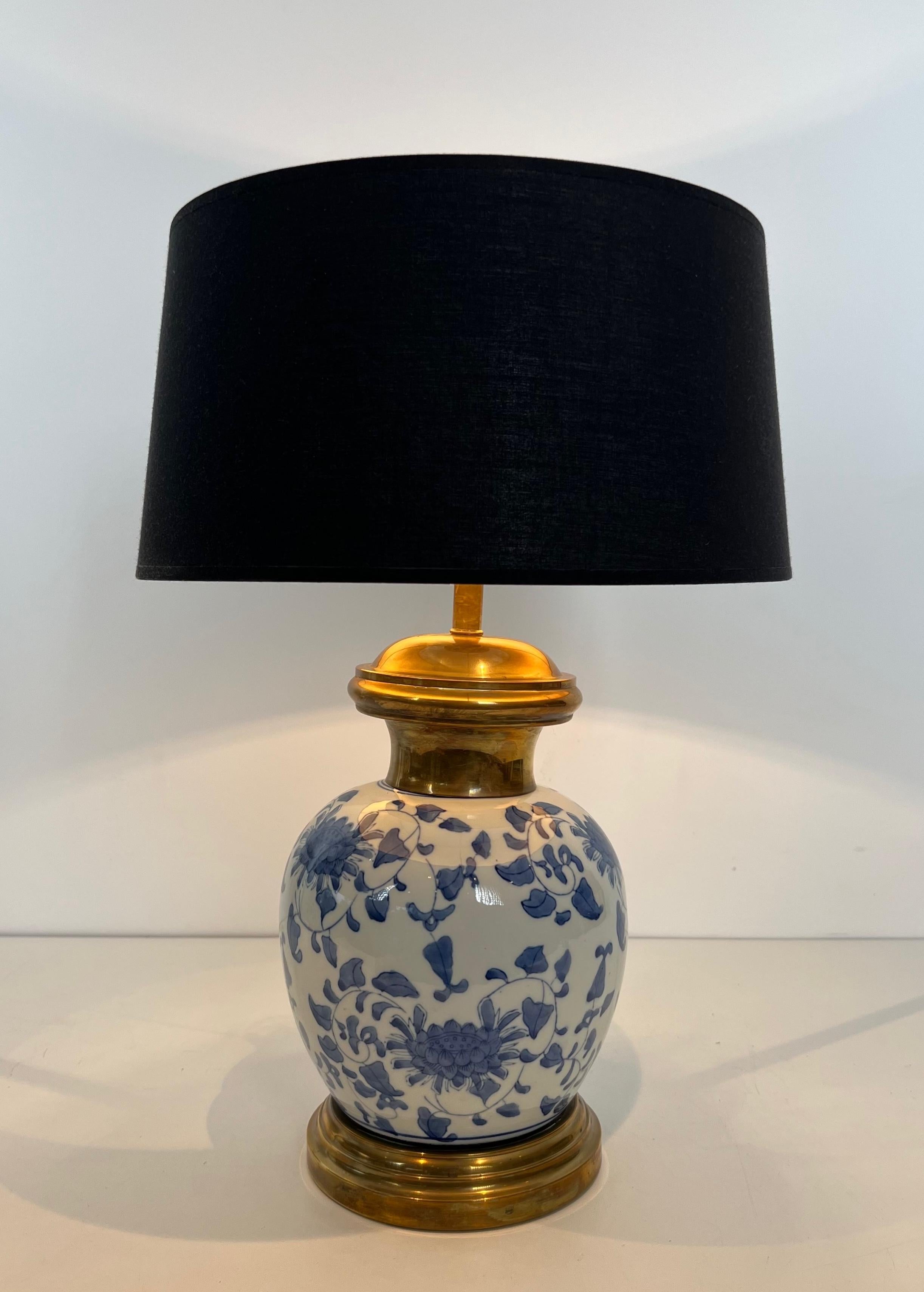 XX secolo Coppia di lampade da tavolo in porcellana e ottone con decorazione cinese in vendita
