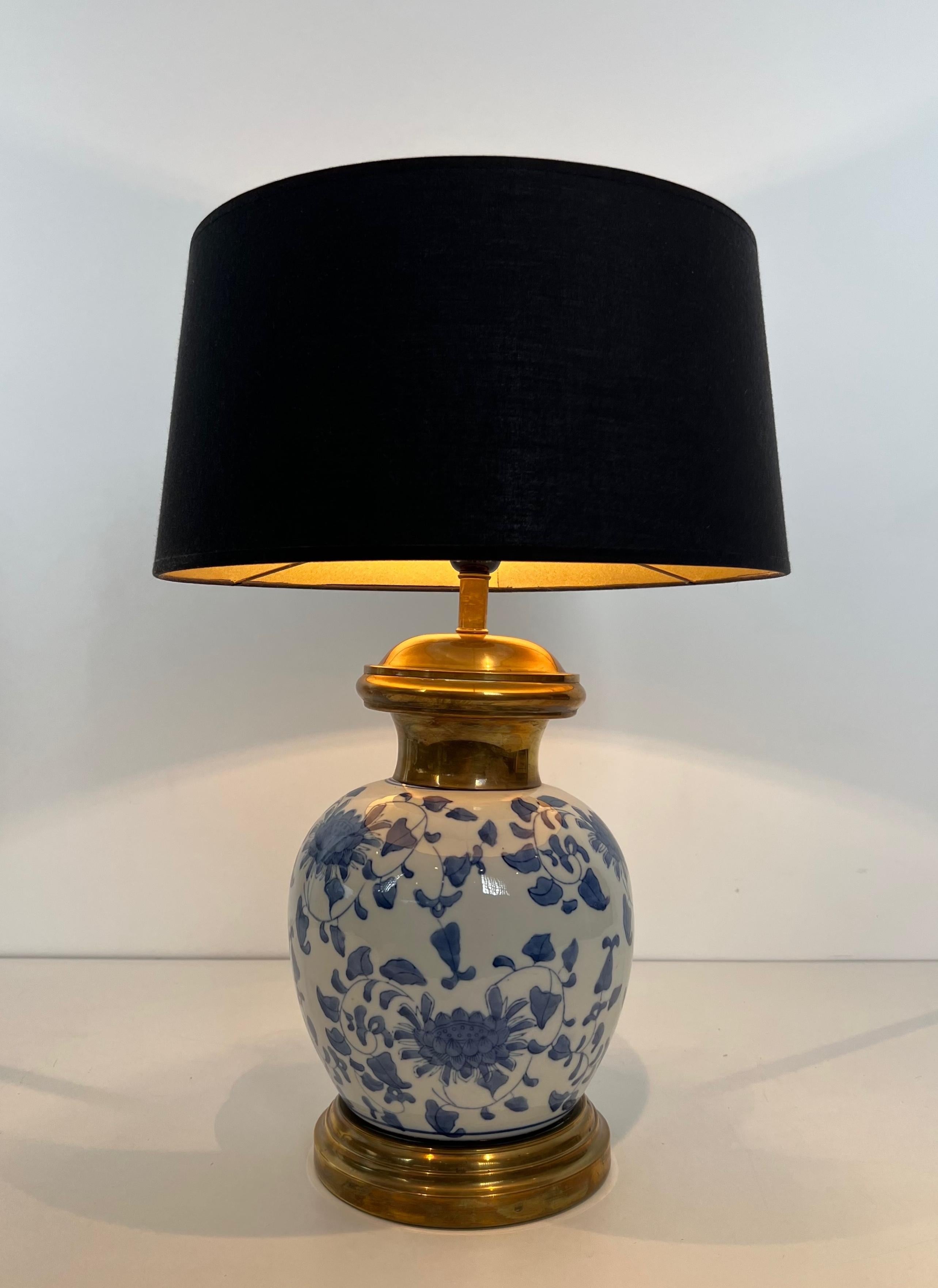 Ottone Coppia di lampade da tavolo in porcellana e ottone con decorazione cinese in vendita
