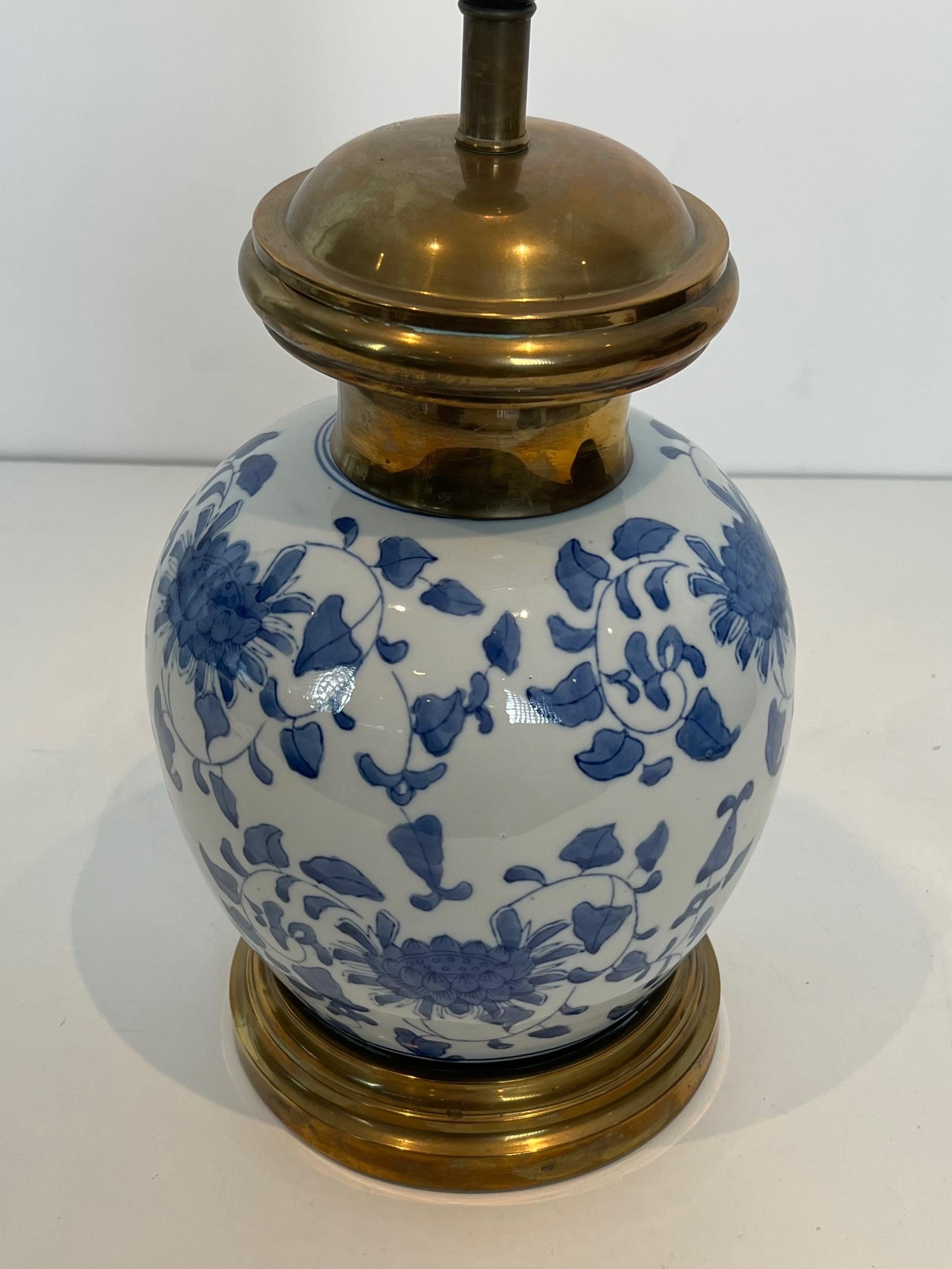 Coppia di lampade da tavolo in porcellana e ottone con decorazione cinese in vendita 1