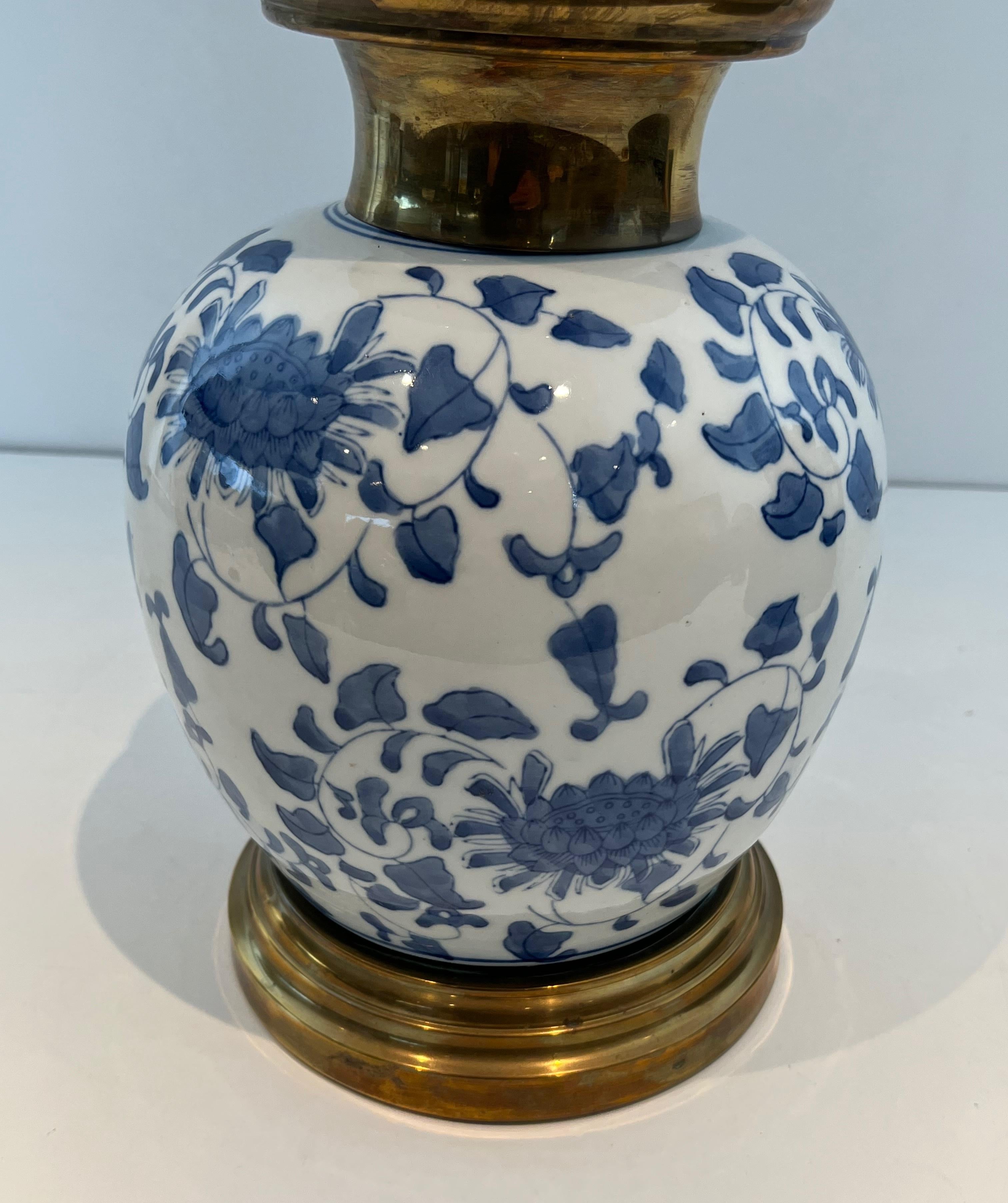 Coppia di lampade da tavolo in porcellana e ottone con decorazione cinese in vendita 2