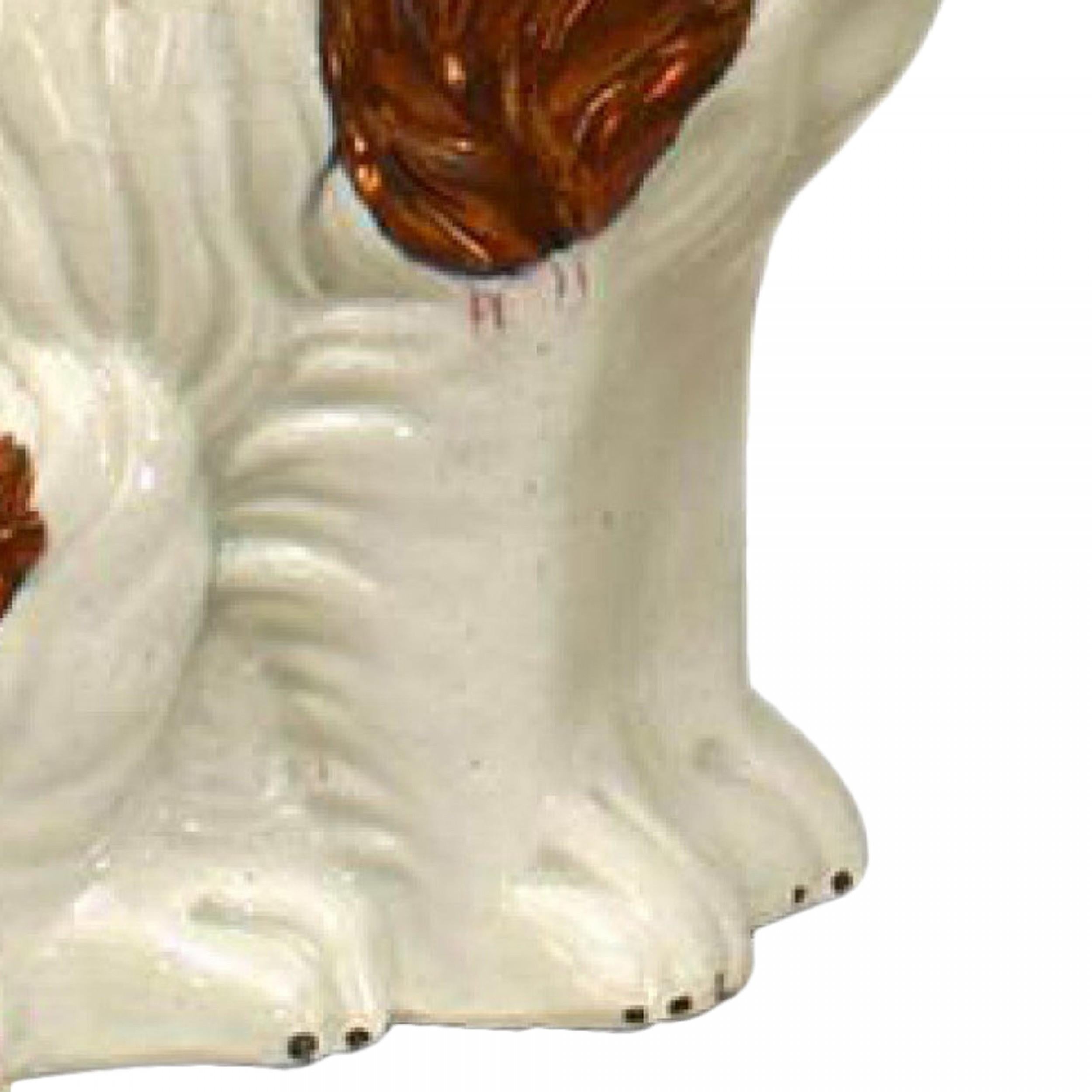 PAIRE de petites figurines de chien Staffordshire blanc de l'époque victorienne anglaise avec garniture en lustre de cuivre