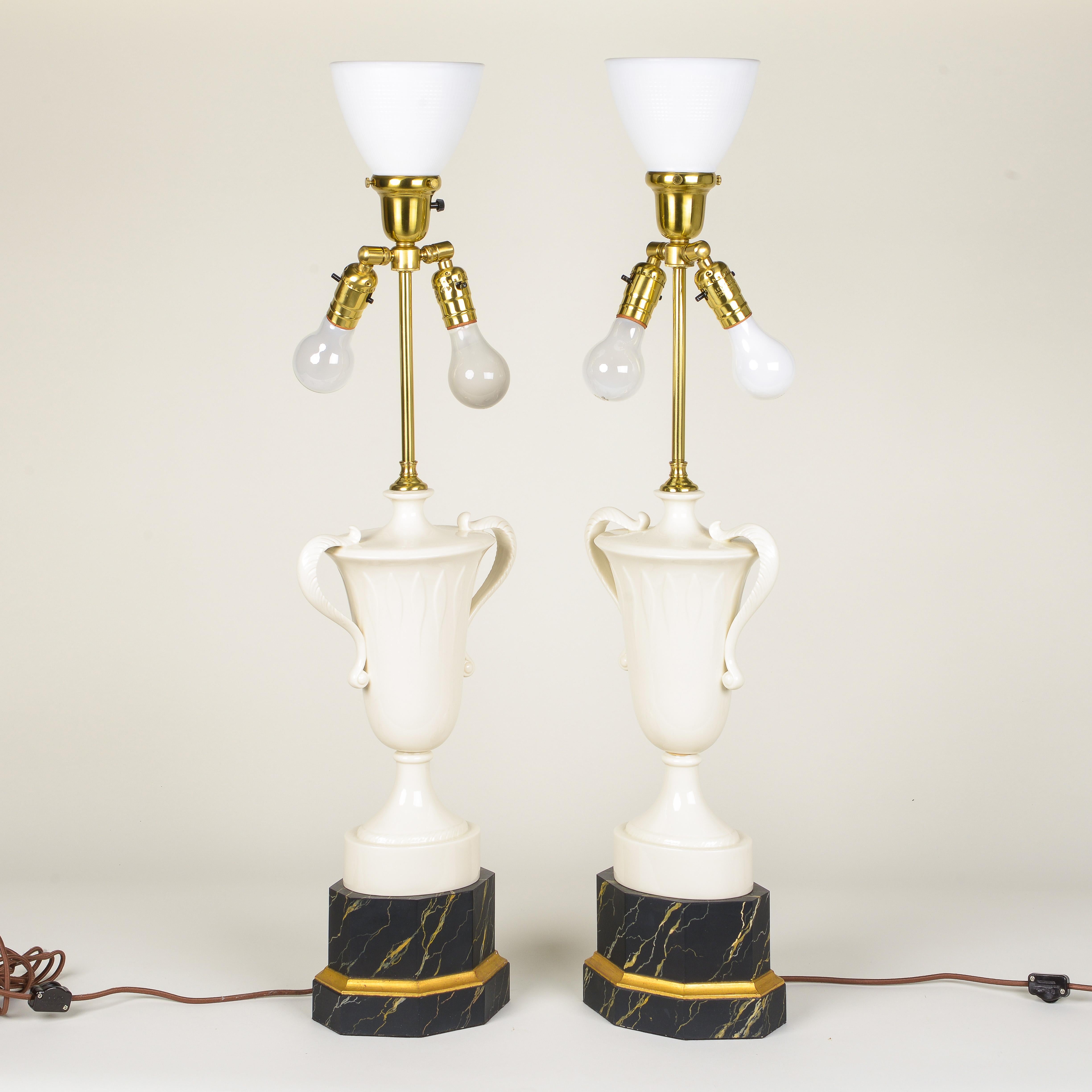 Regency Paire de lampes de bureau en forme d'urne en porcelaine et faux marbre en vente