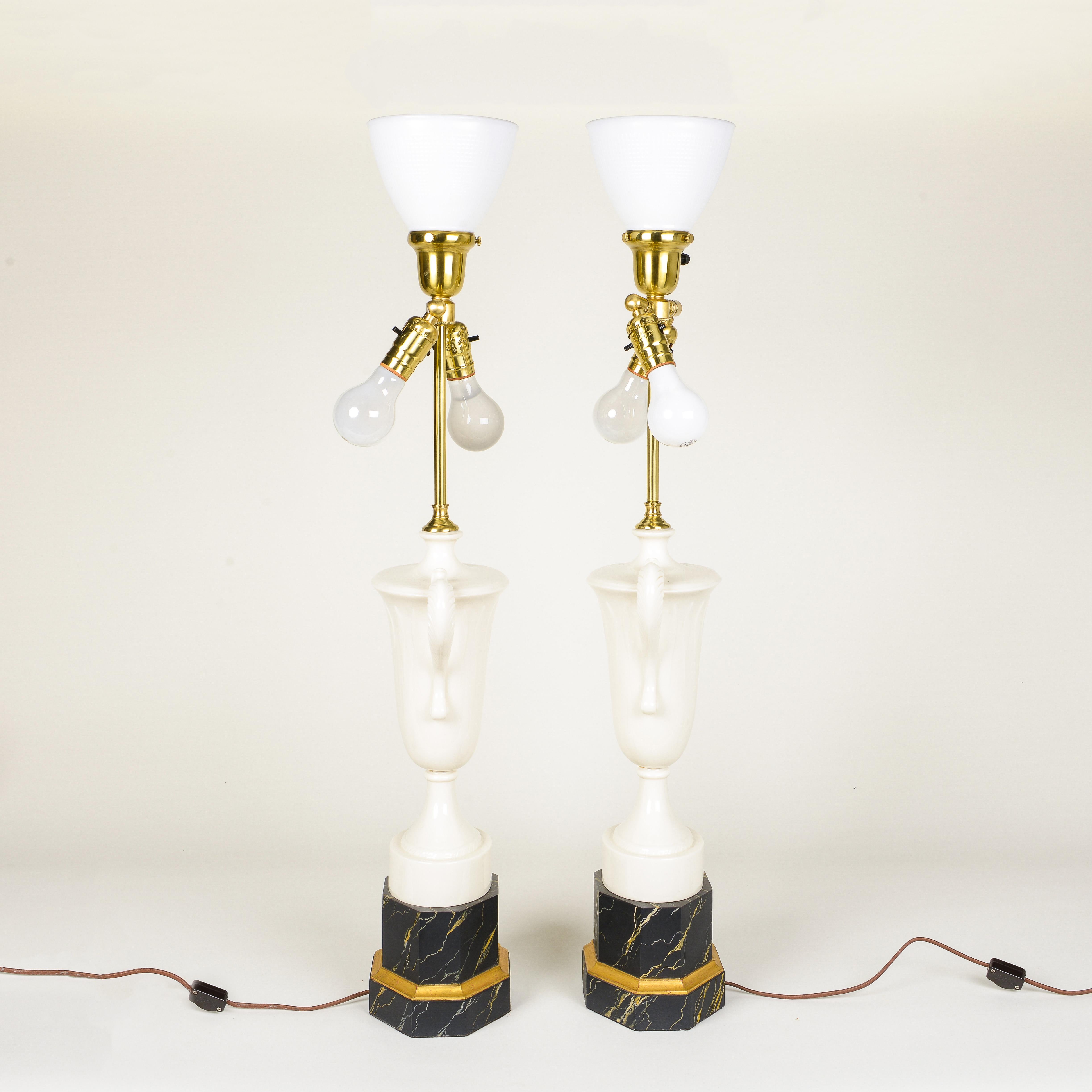 Américain Paire de lampes de bureau en forme d'urne en porcelaine et faux marbre en vente
