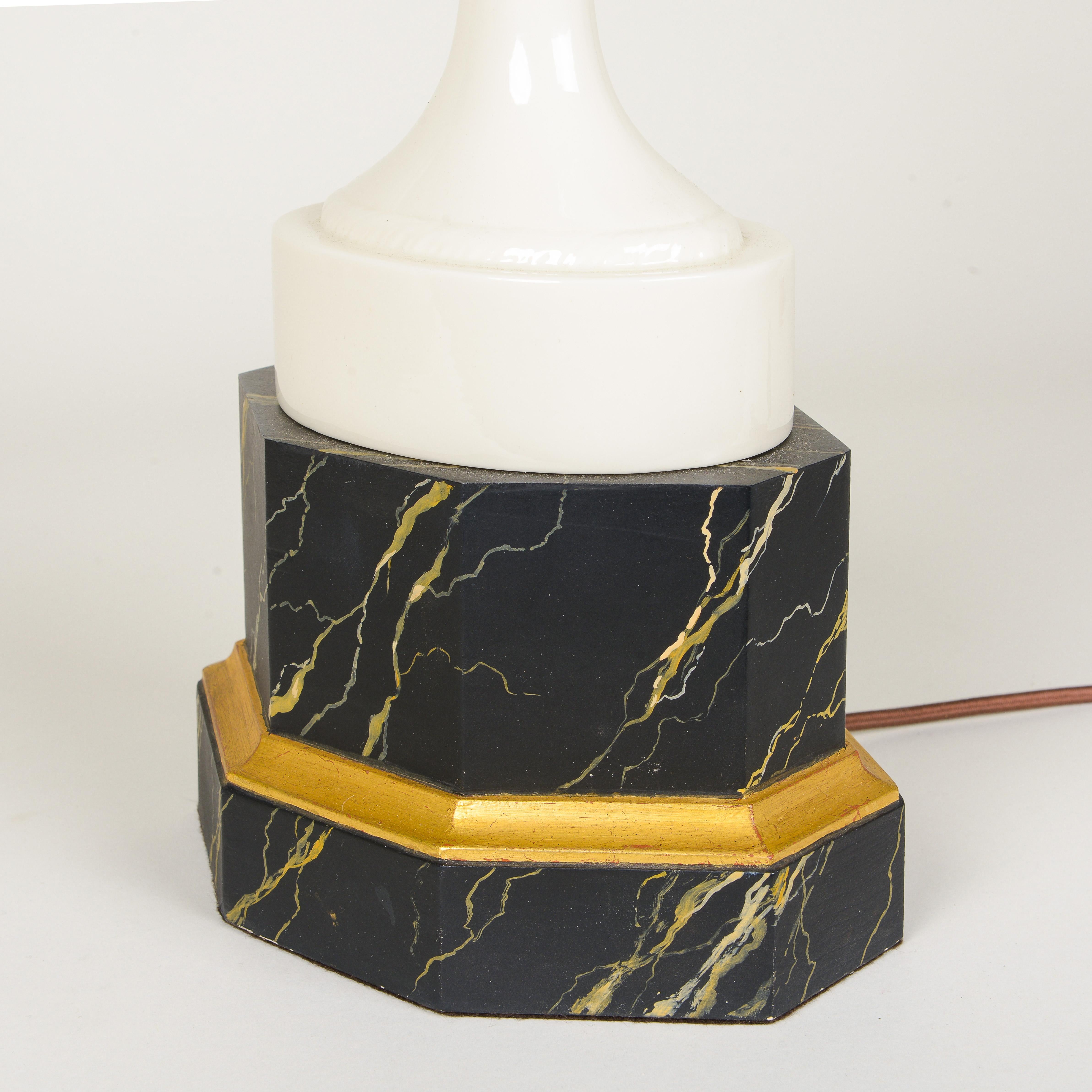 Paire de lampes de bureau en forme d'urne en porcelaine et faux marbre Excellent état - En vente à New York, NY