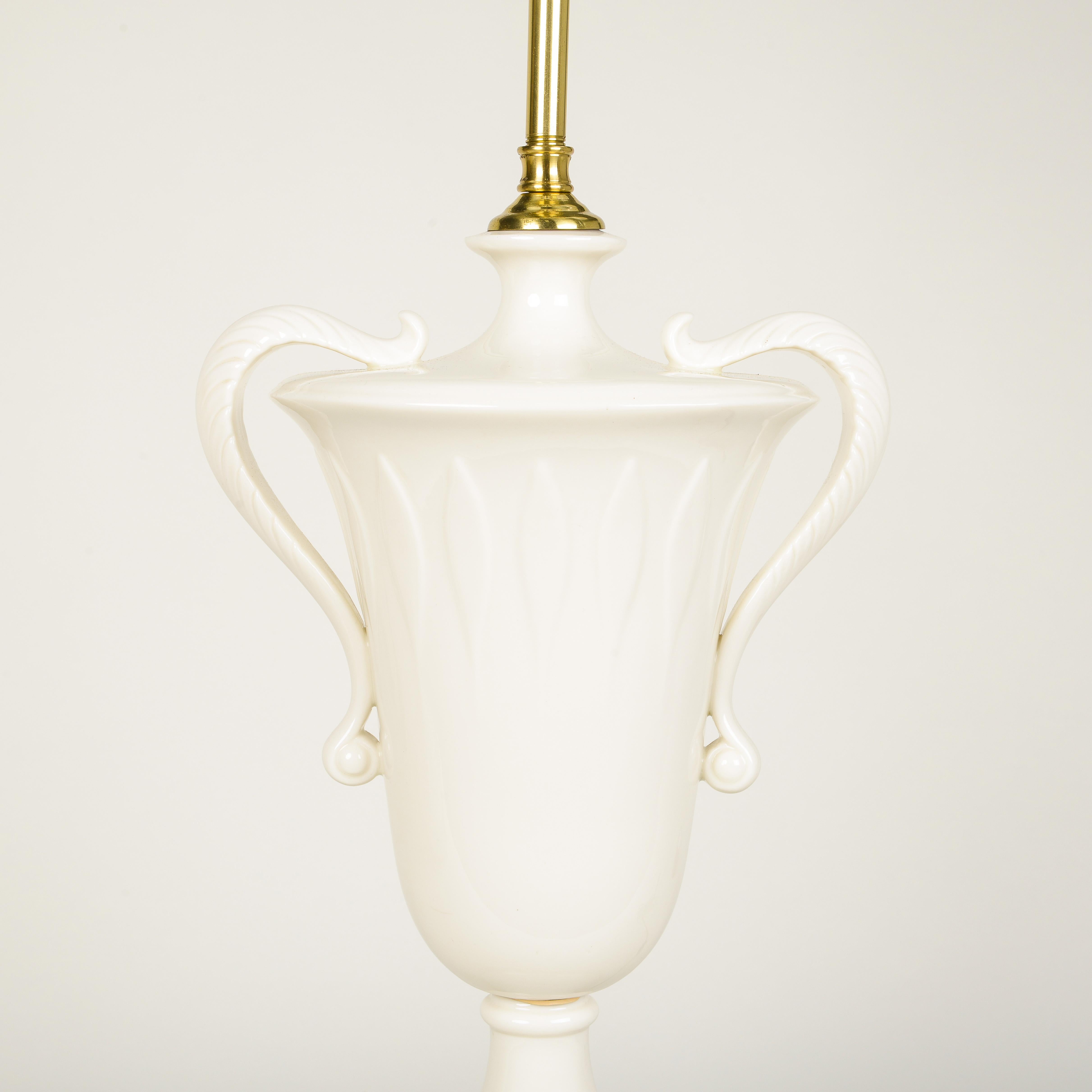 20ième siècle Paire de lampes de bureau en forme d'urne en porcelaine et faux marbre en vente